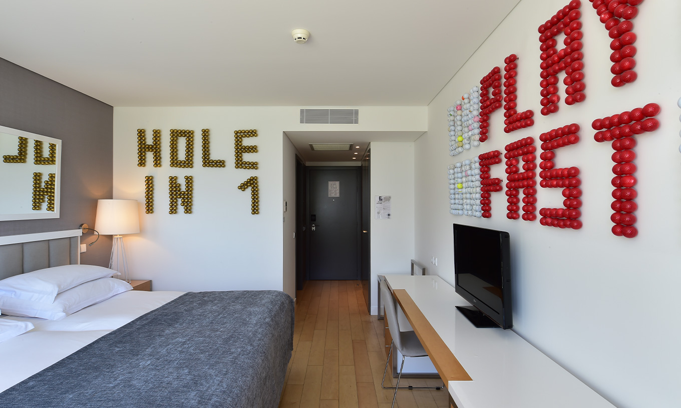 De Superior Room met Balkon van Pestana Cidadela Cascais heeft een gang bij de ingang, televisie en kunst op twee muren