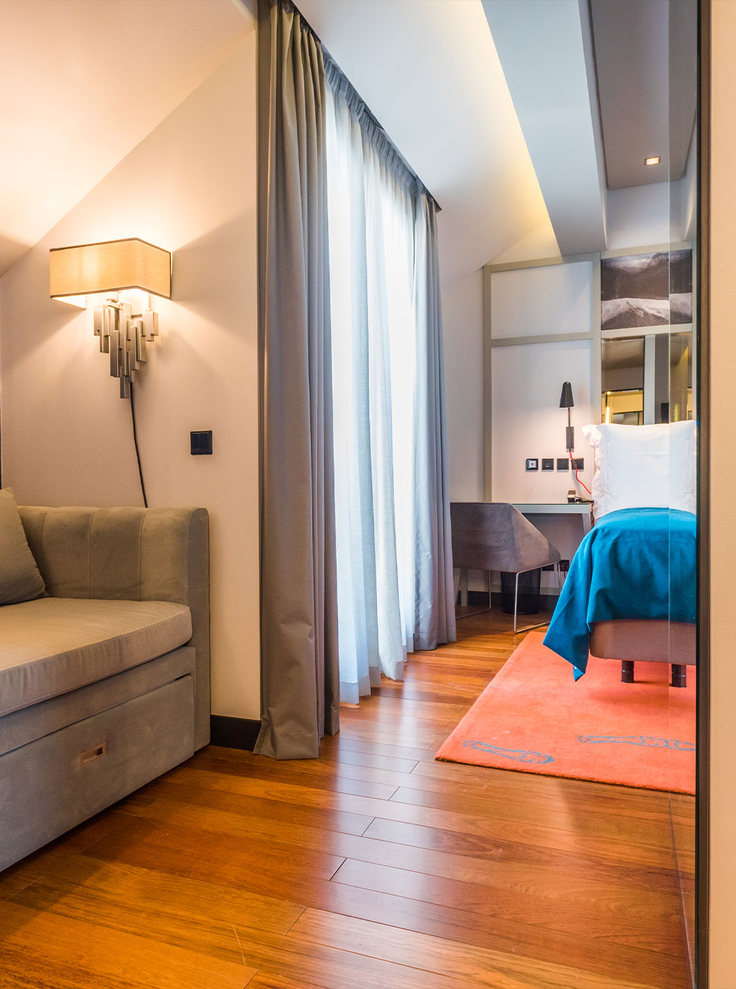 De CR7 Superior Rooftop van Pestana CR7 Lisboa heeft een bureau, een bank en een tweepersoonsbed