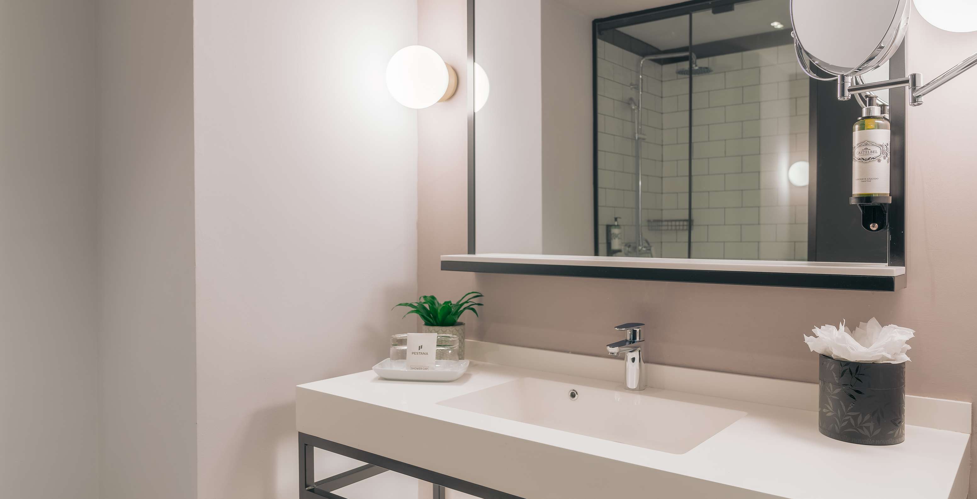 De Double Classic Van Pestana Lisboa Vintage Heeft Een Badkamer Met Wastafel Met Twee Spiegels En Twee Zijkanten