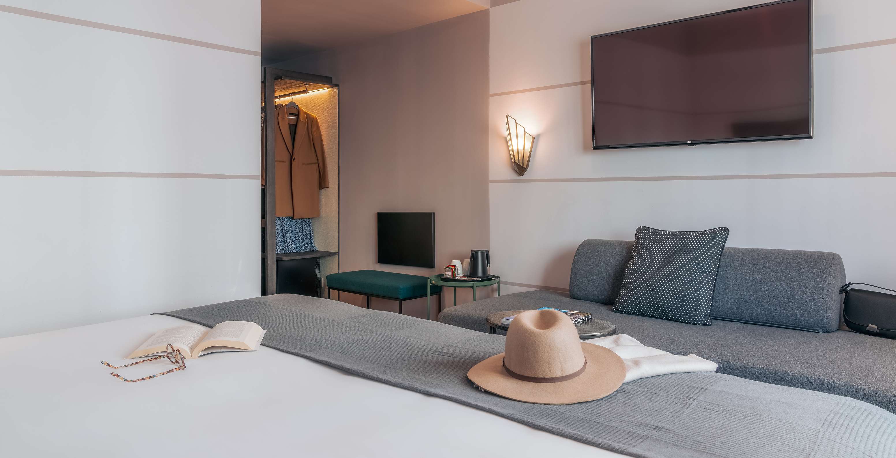 De Double Classic Van Pestana Lisboa Vintage Heeft Een Tweepersoonsbed Met Een Grijze Deken Een Grijze Bank En Televisie