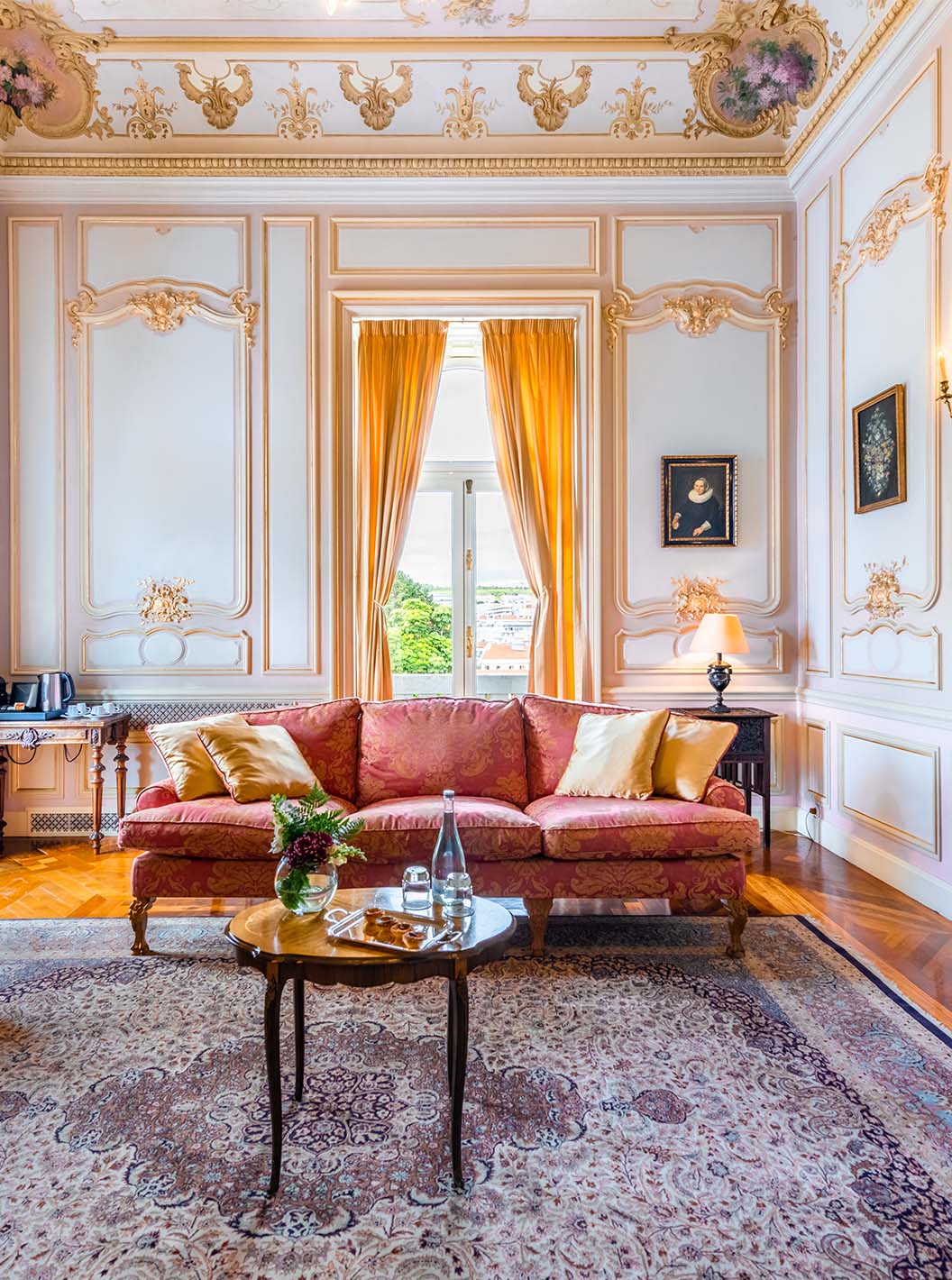 De Suite D. Carlos van Pestana Palace Lisboa heeft een grote luxe woonkamer met twee banken, tapijt en twee ramen