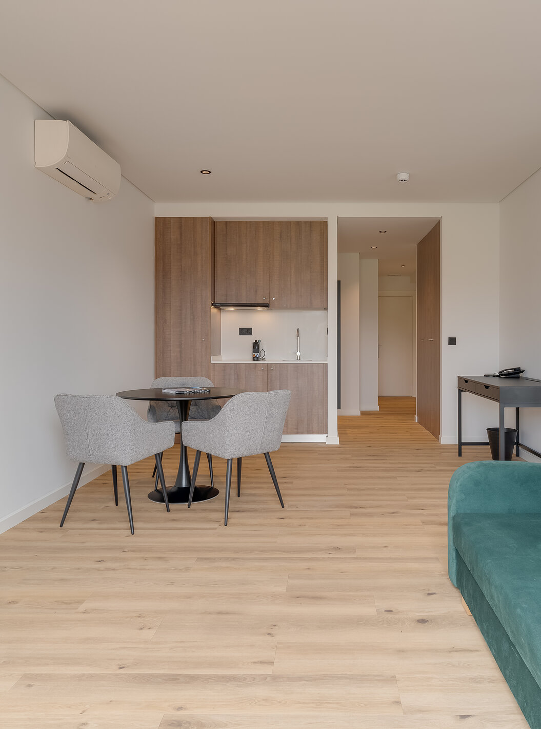 De Familiale met Balkon - Clubhouse van Pestana Sintra Golf heeft een bank, televisie, airco, tafel en kitchenette