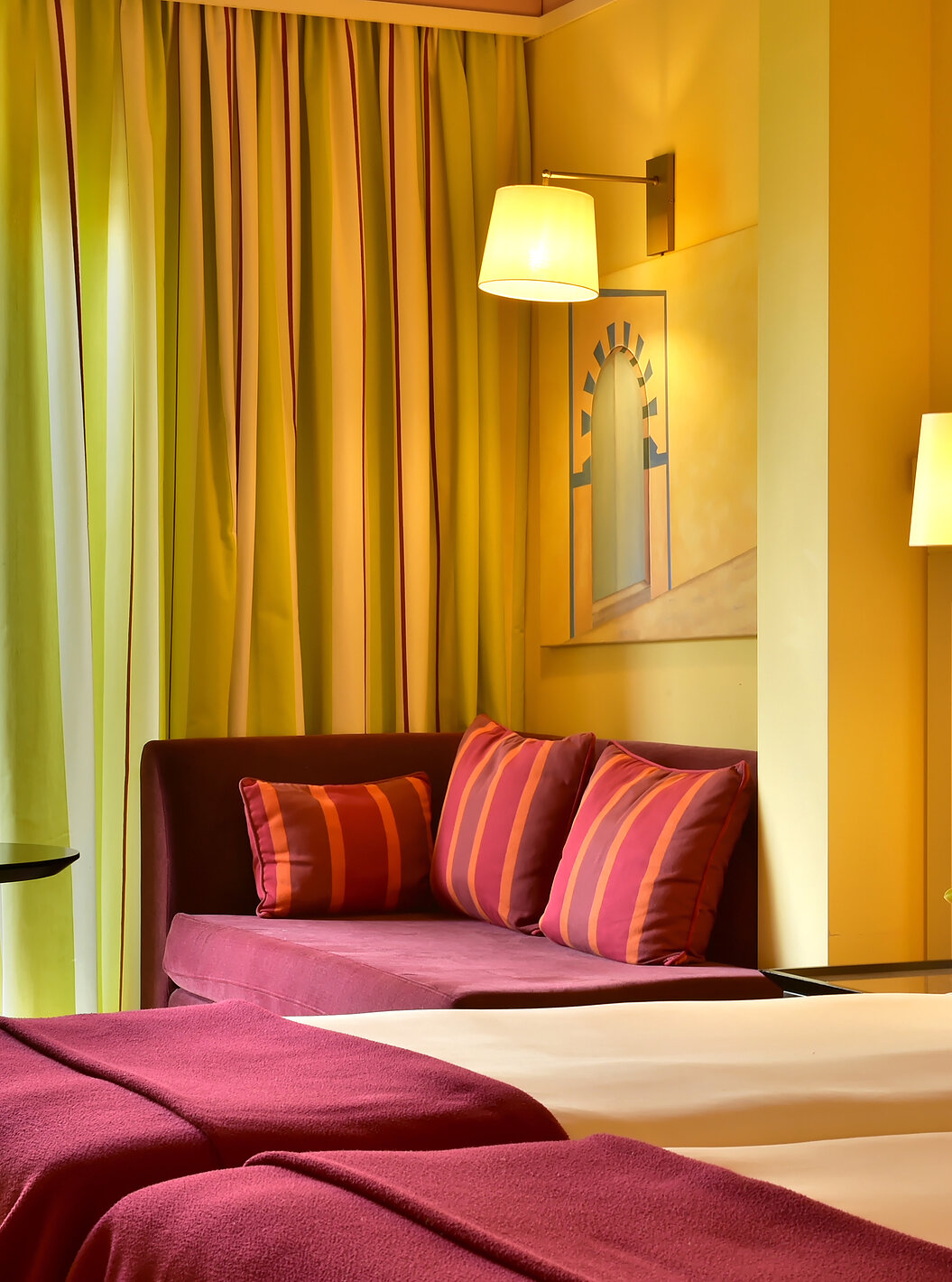 De Superior Tweepersoonskamer van Pestana Sintra Golf heeft twee bedden, een bank met salontafel en een raam met gordijnen