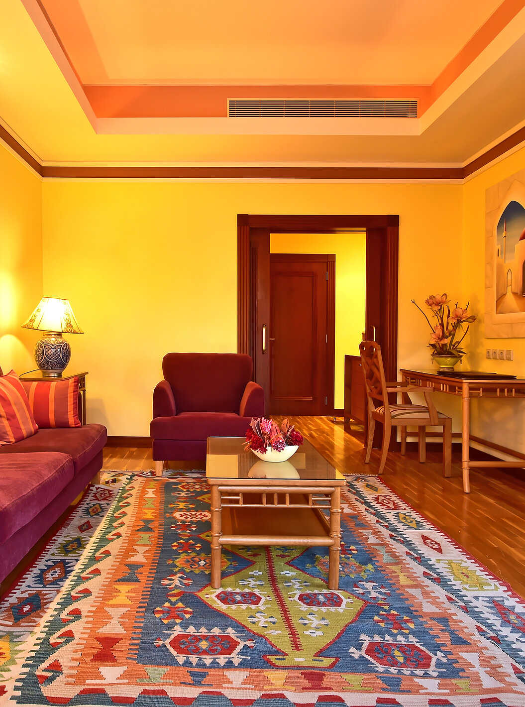 De Superior Suite van Pestana Sintra Golf heeft een kamer met bank, een fauteuil en bureau met stoel