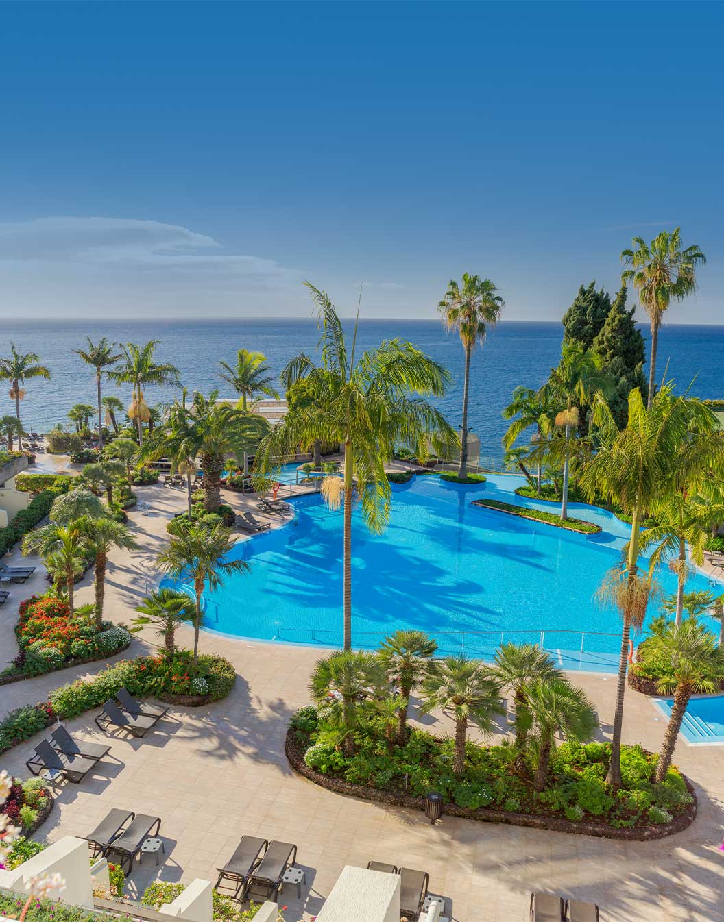 Buitenaanzicht zwembad en gebouw van Pestana Carlton in het centrum van Funchal