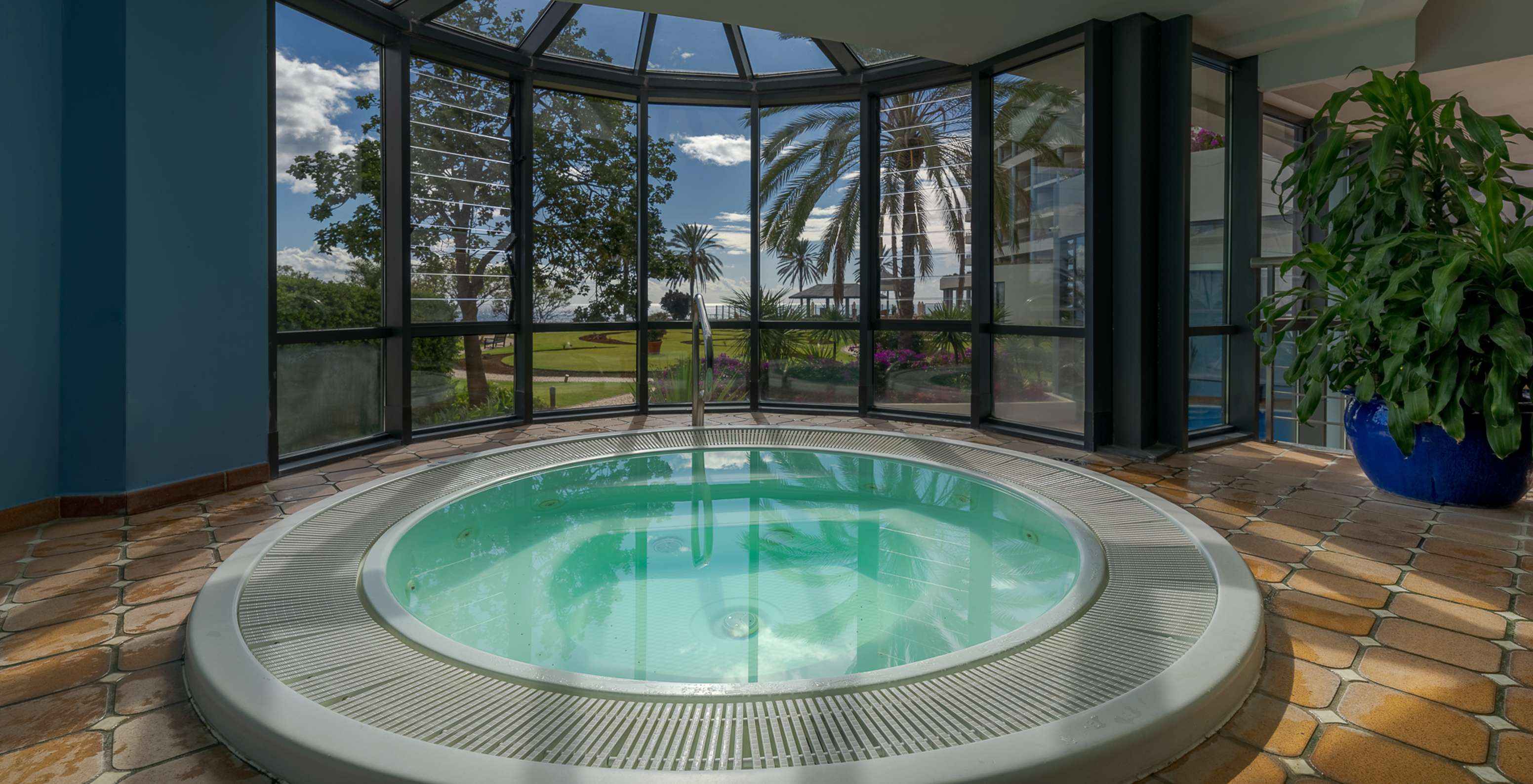 Pestana Grand, hotel met spa en zwembad, aan zee, heeft een jacuzzi met uitzicht op de zee
