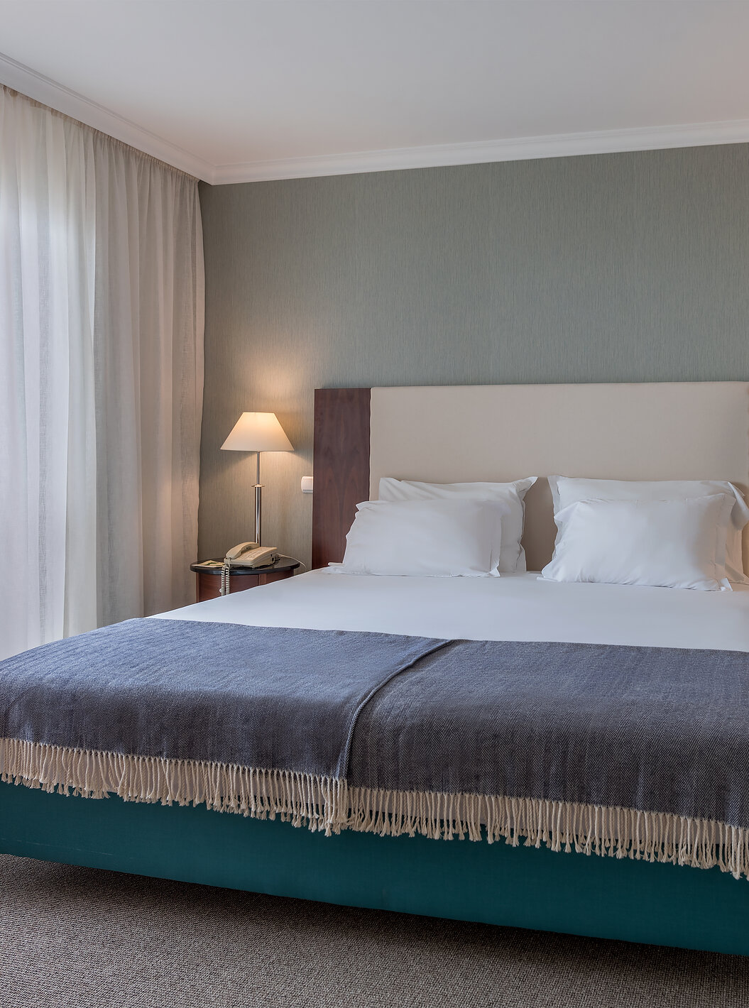 De Twin Superior Kamer Met Uitzicht Op Zee Van Pestana Grand Heeft Een Tweepersoonsbed Met Nachttafel En Lampen