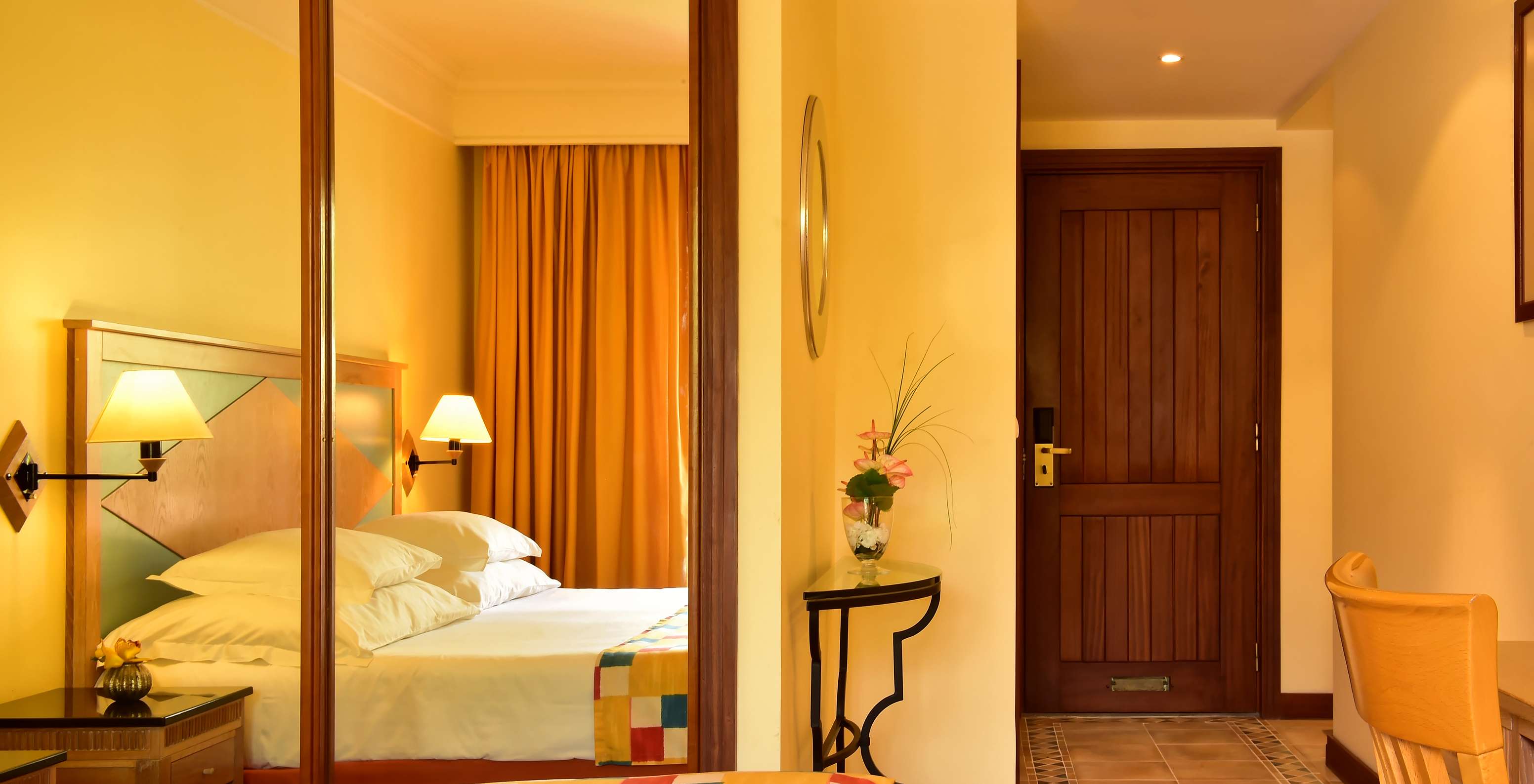 De Superior Van Pestana Miramar Heeft Een Tweepersoonsbed Met Een Ruitbedekking En Een Kast Met Spiegel