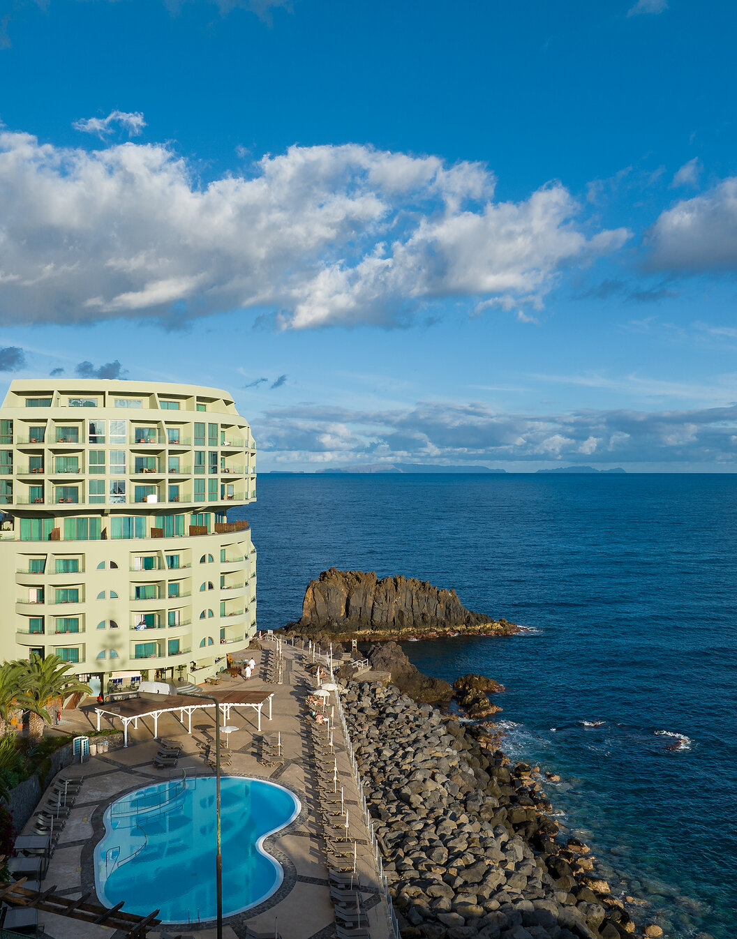 Buitenaanzicht Pestana Vila Lido Madeira, 5-sterrenhotel in Funchal aan zee, zwembad