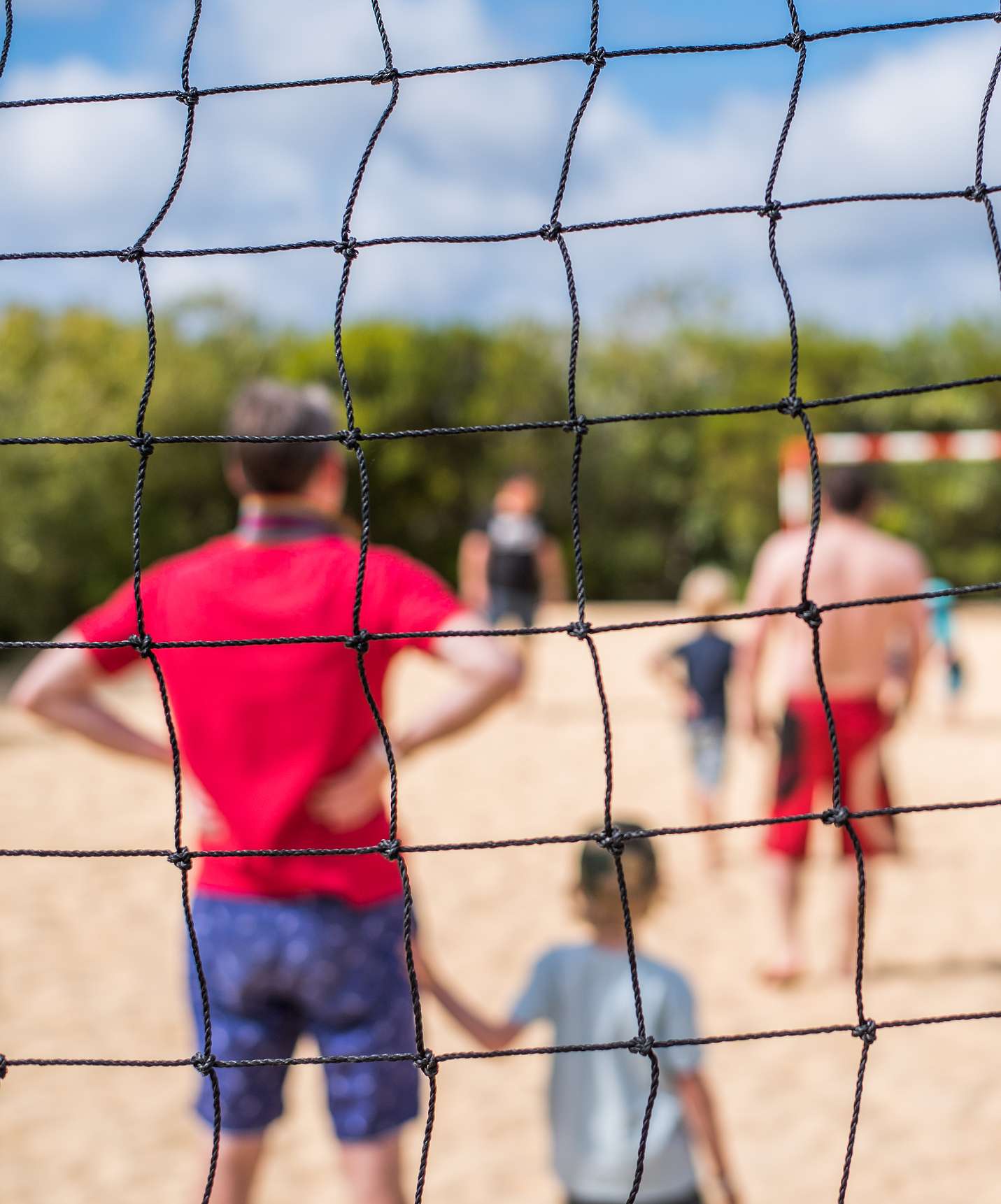 Speelveld in all-inclusive hotel met spa in Porto Santo waar ouders en kinderen op het strand voetbal spelen