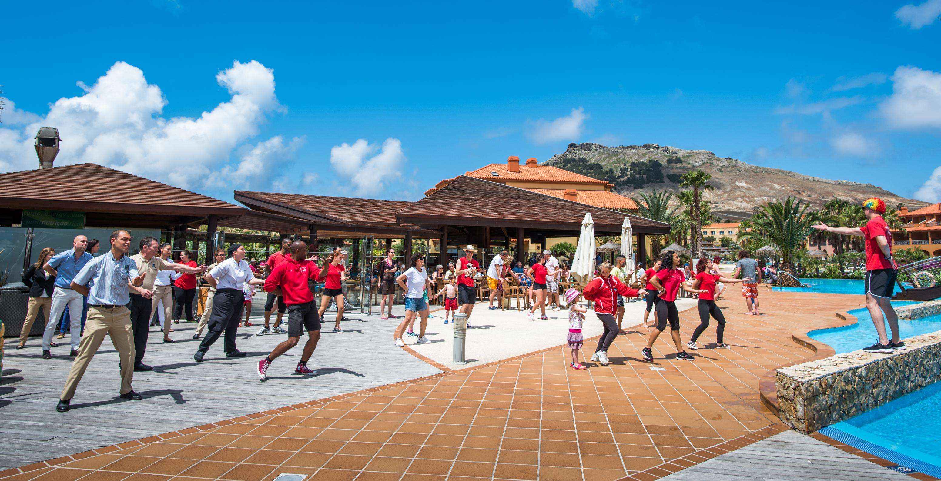 Zumba-lessen op een zonnige dag, naast het buitenzwembad van Pestana Porto Santo, hotel met alles-inclusief en spa