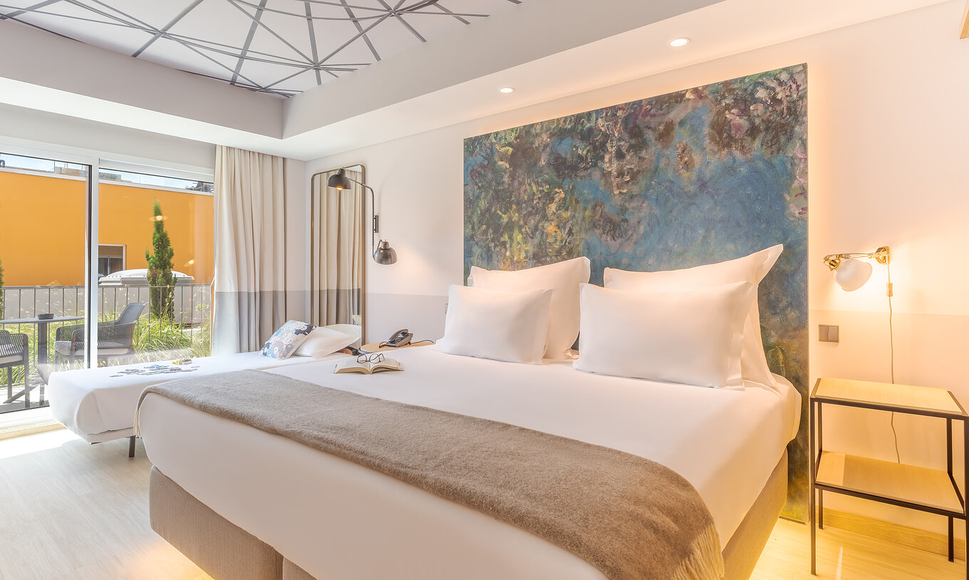 De Superieure Familie-kamer van Pestana Douro Riverside heeft een tweepersoonsbed en een eenpersoonsbed, een nachtkastje en een balkon