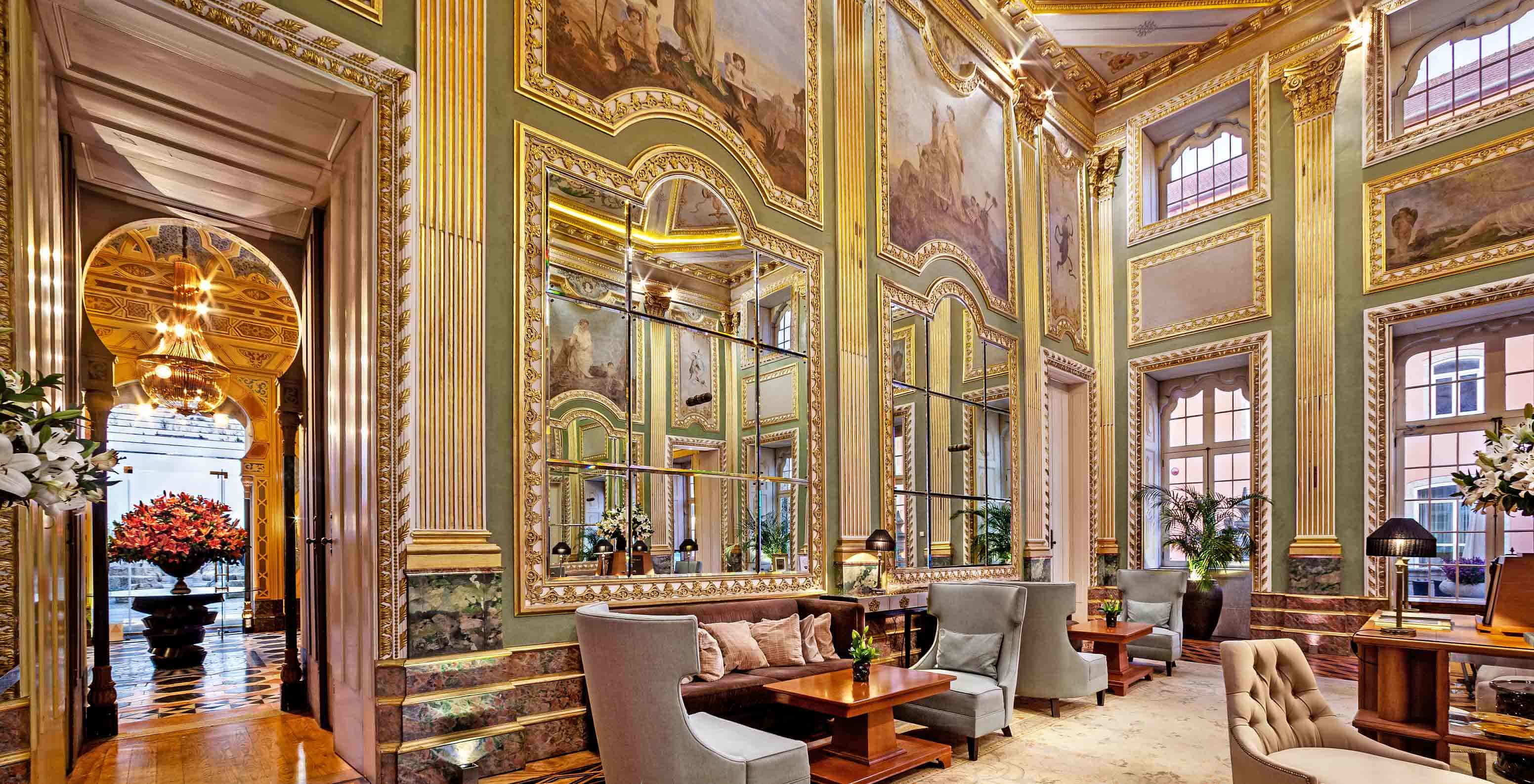 Ingang en hoofdzaal van Pestana Palácio do Freixo, een historisch hotel aan de oever van de Douro