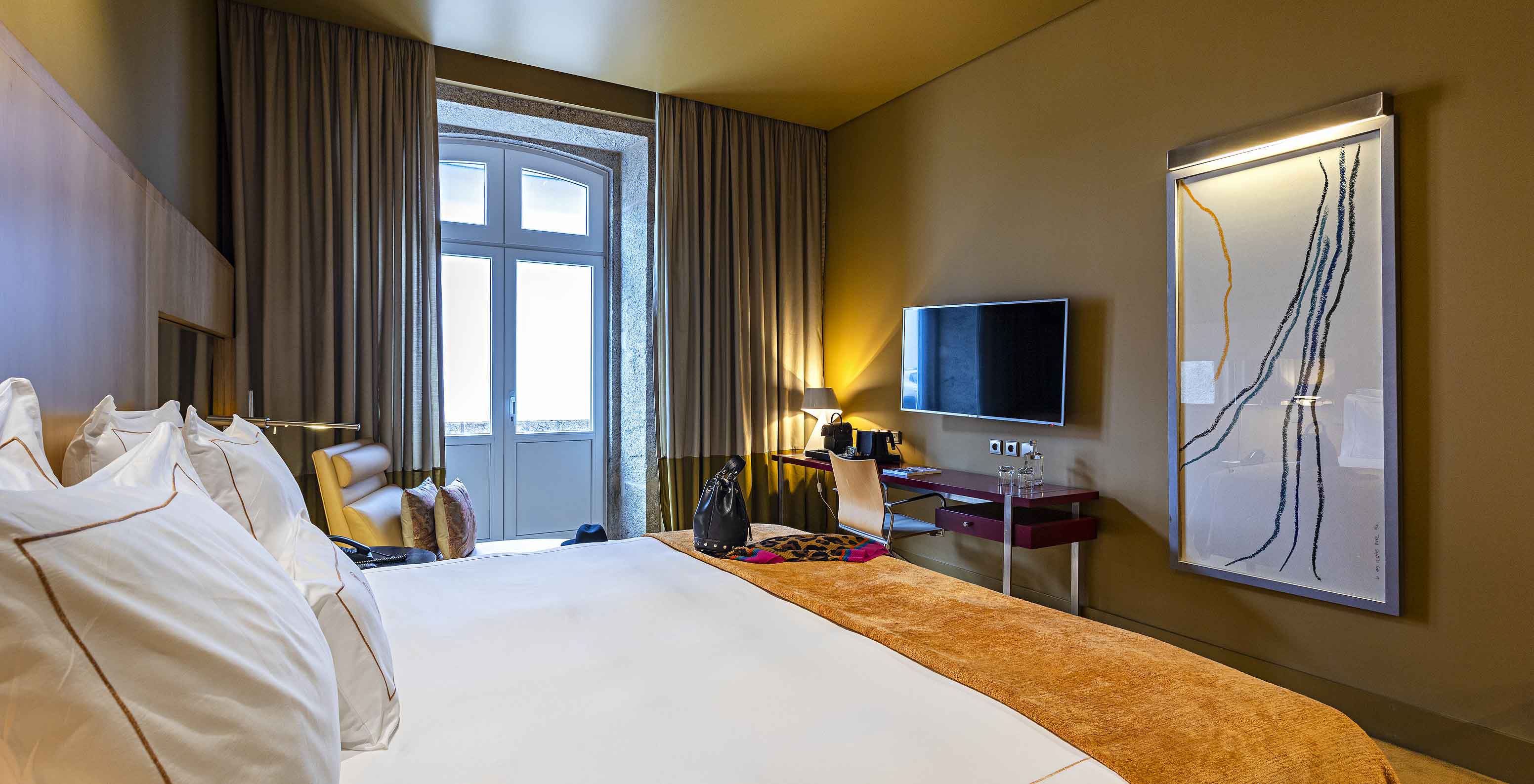 De Classic kamer van Pestana Palácio do Freixo heeft een tv voor het tweepersoonsbed en een raam