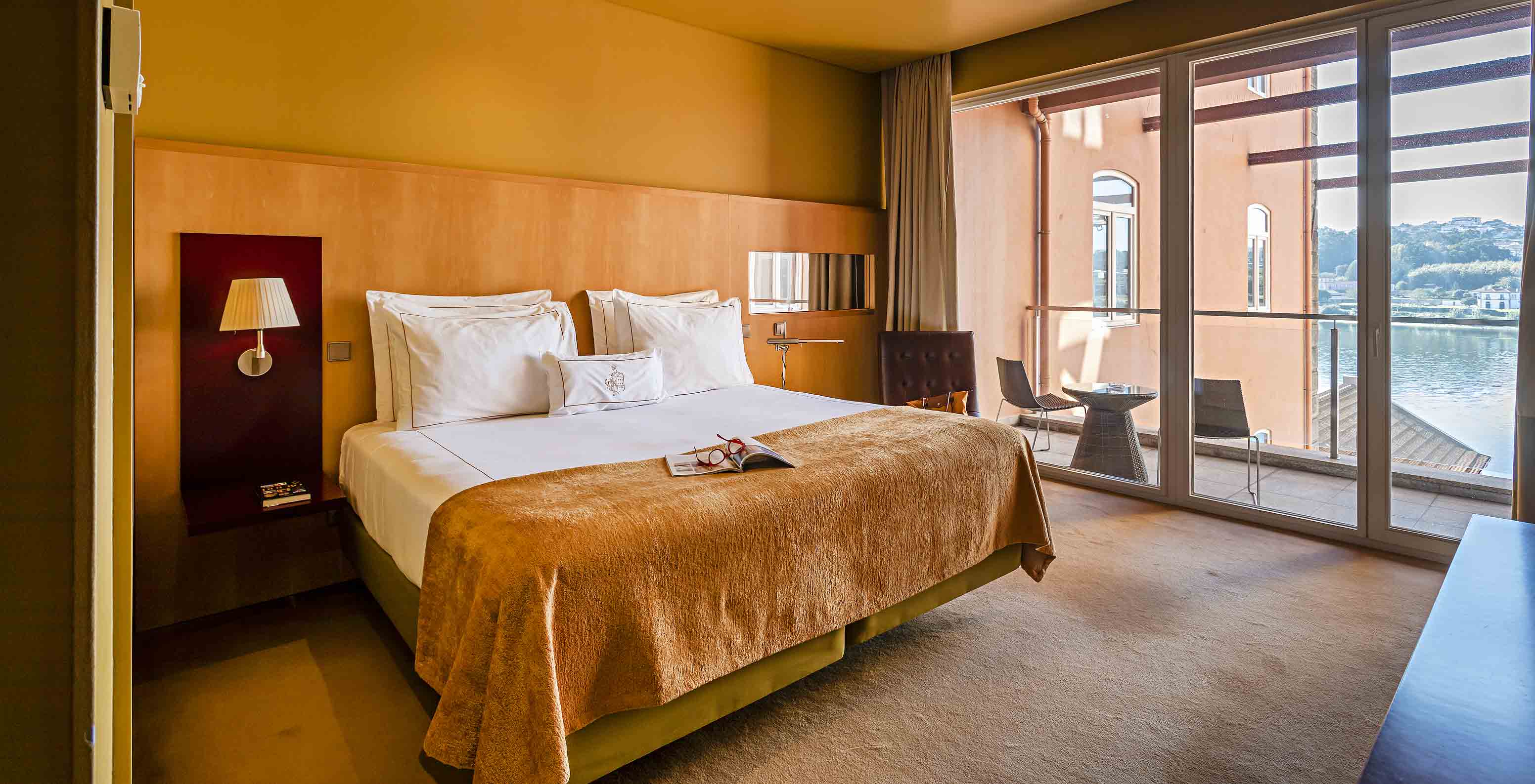 De Suite Balcony heeft een tweepersoonsbed en een raam naar het Balkon met rivierzicht