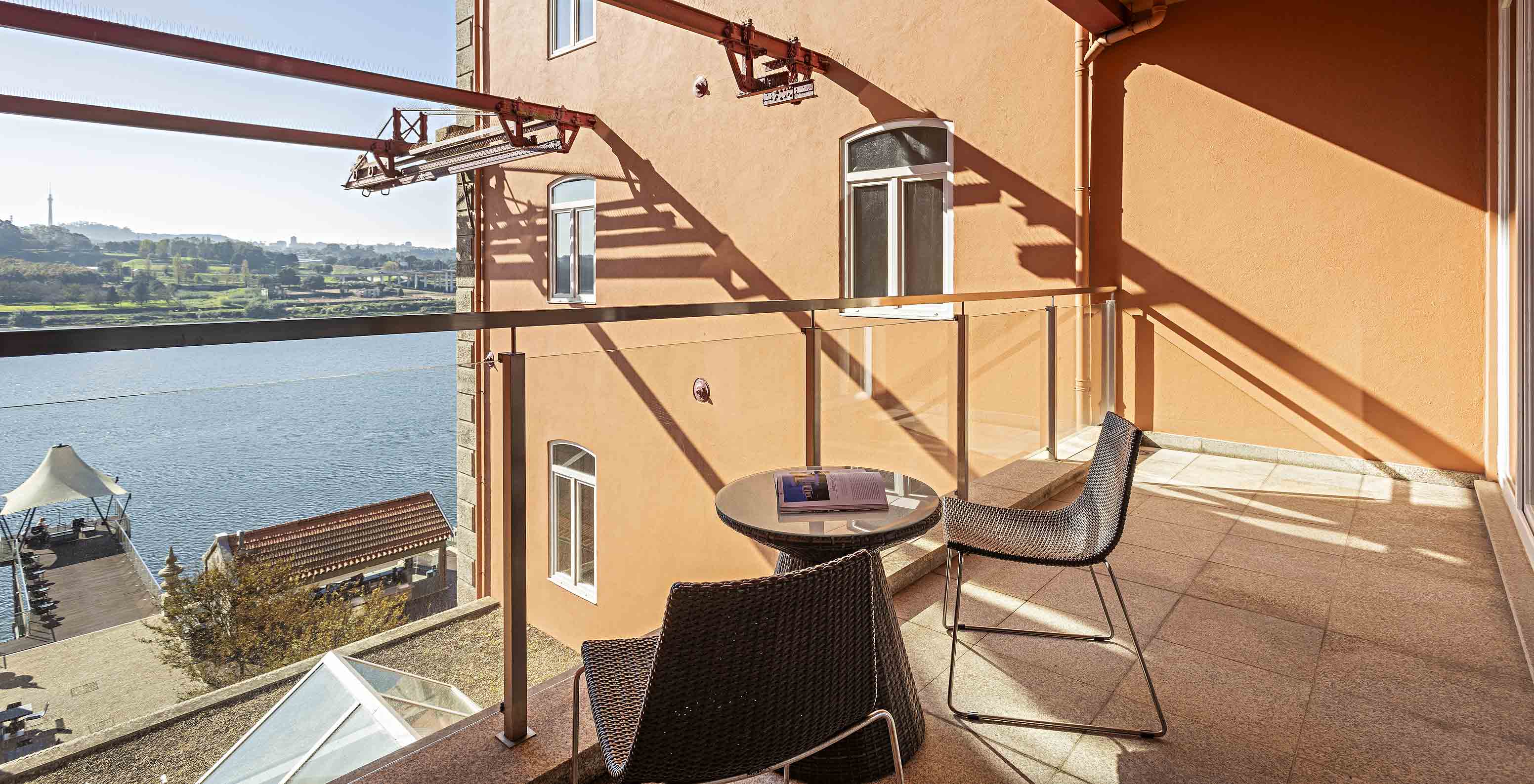 De Suite Balcony heeft een Balkon met tafel, twee stoelen en uitzicht op de Douro