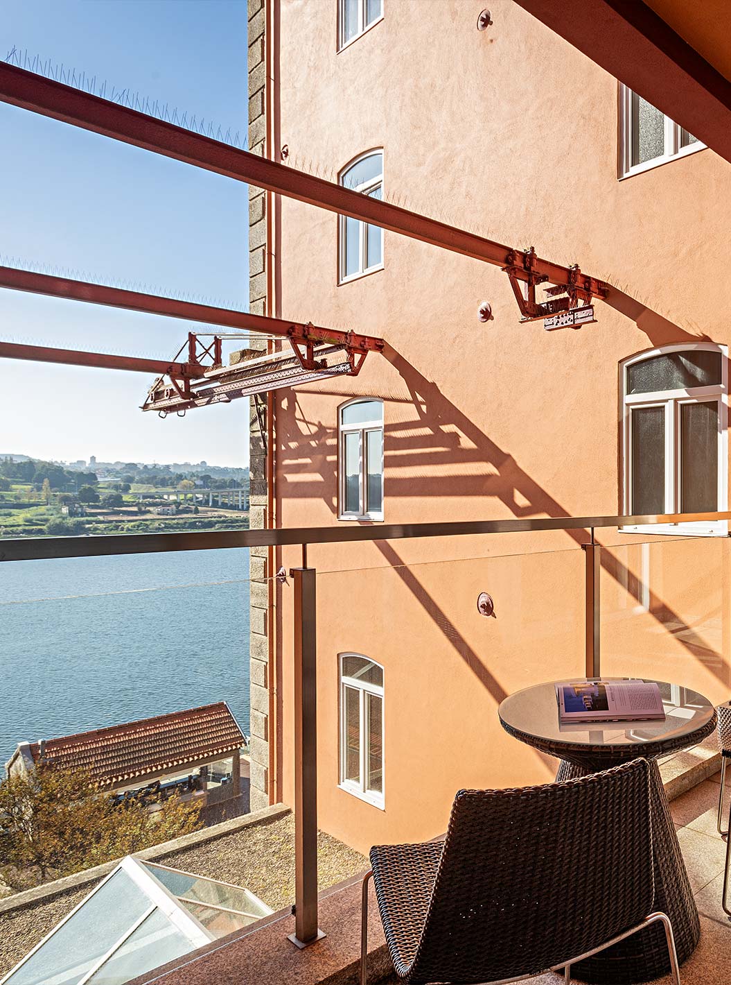 De Suite Balcony heeft een Balkon met tafel, twee stoelen en uitzicht op de Douro