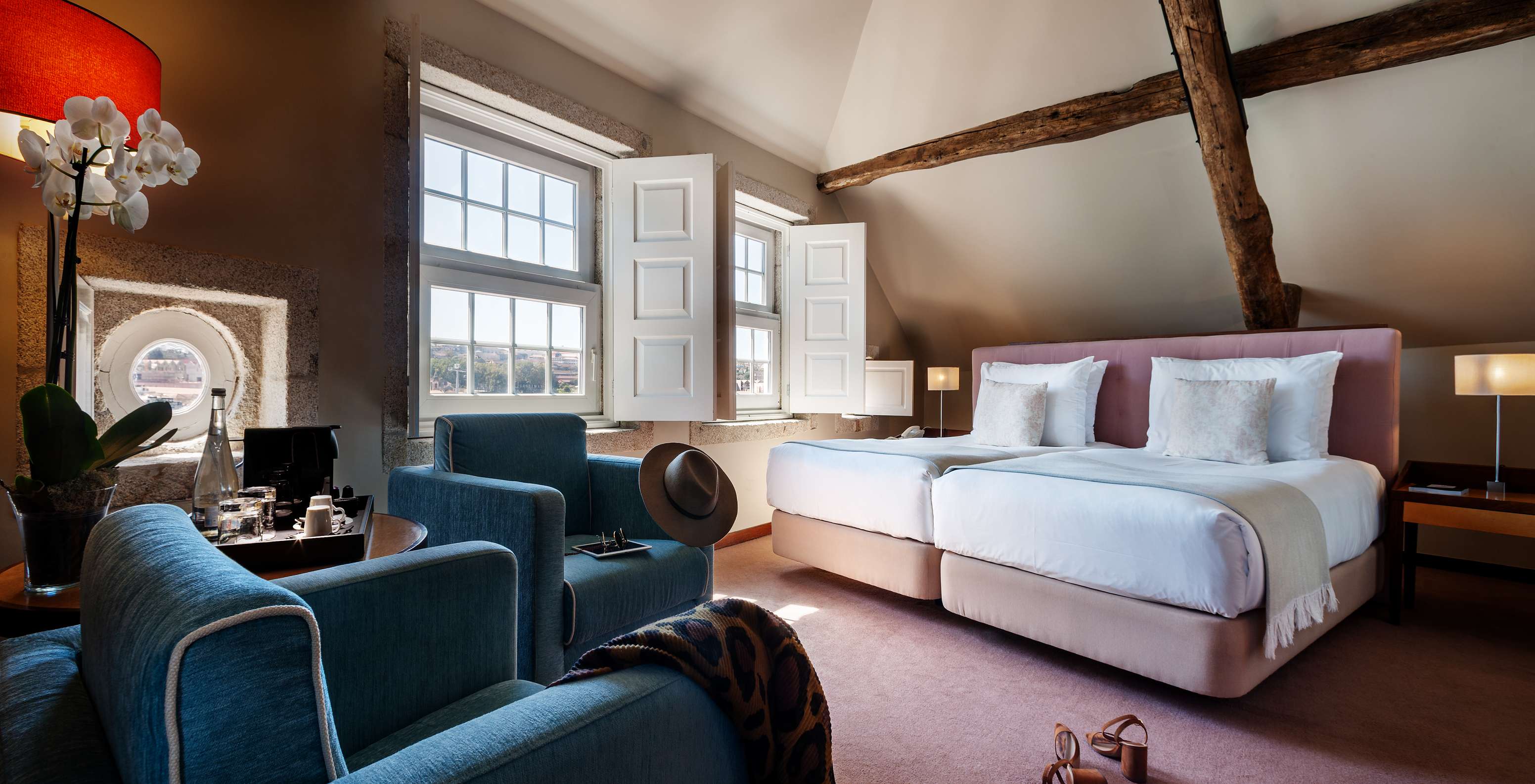 De Plaza van Pestana Vintage Porto heeft twee eenpersoonsbedden, twee fauteuils en een houten balk in het plafond