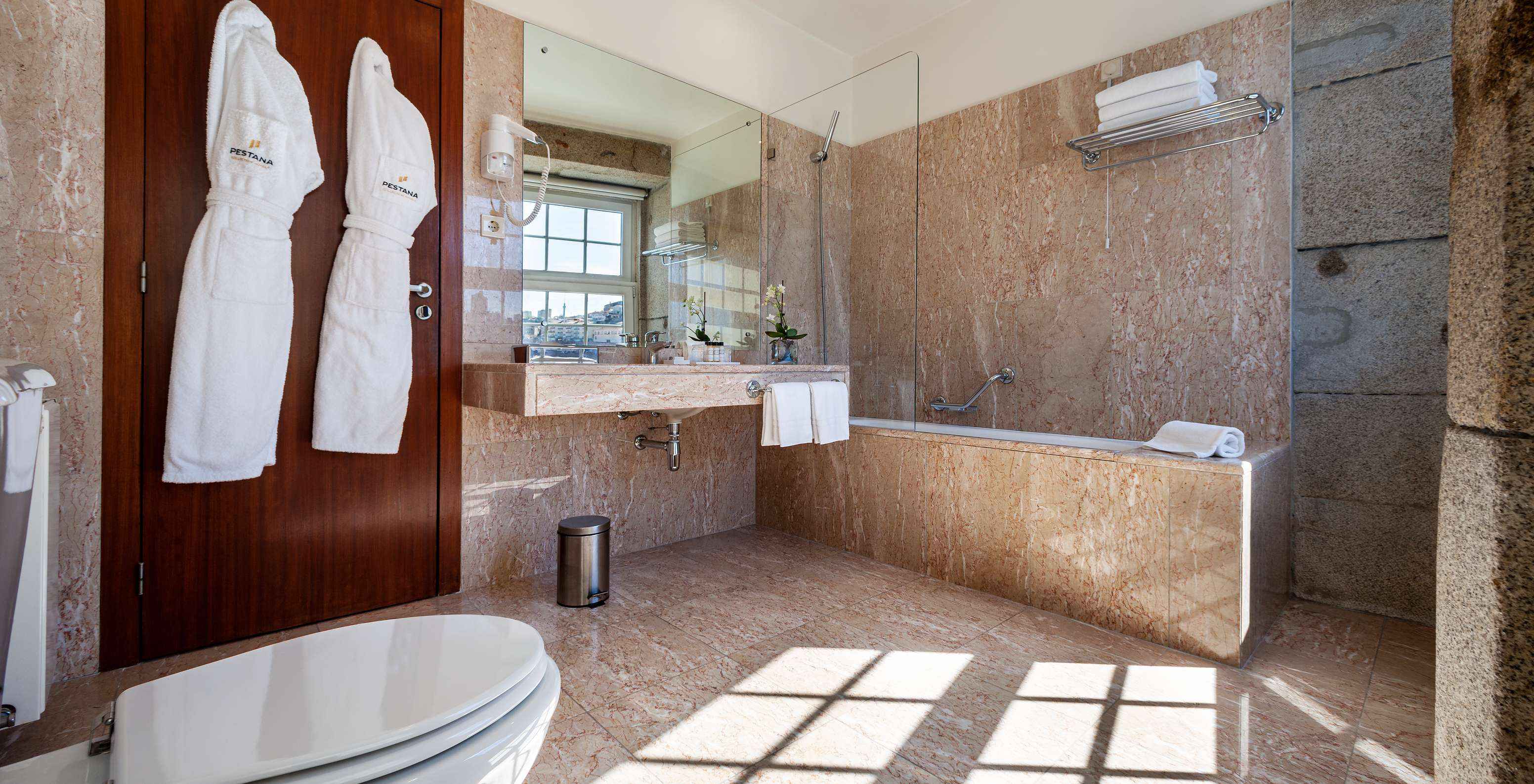 De Plaza van Pestana Vintage Porto heeft een badkamer met bad, twee badjassen, wastafel en haardroger