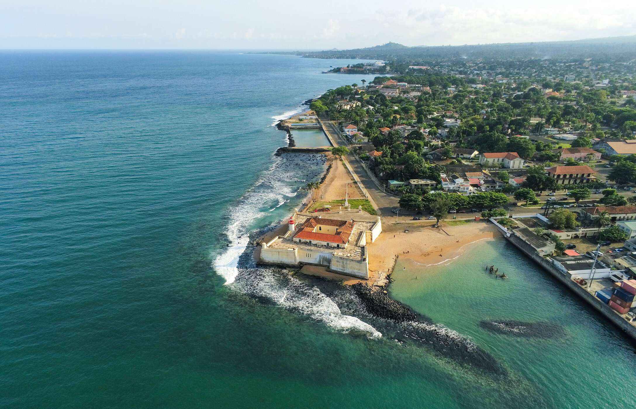 Fort São Sebastião met uitzicht op de baai van Ana Chaves en de omliggende vegetatie, tussen huizen