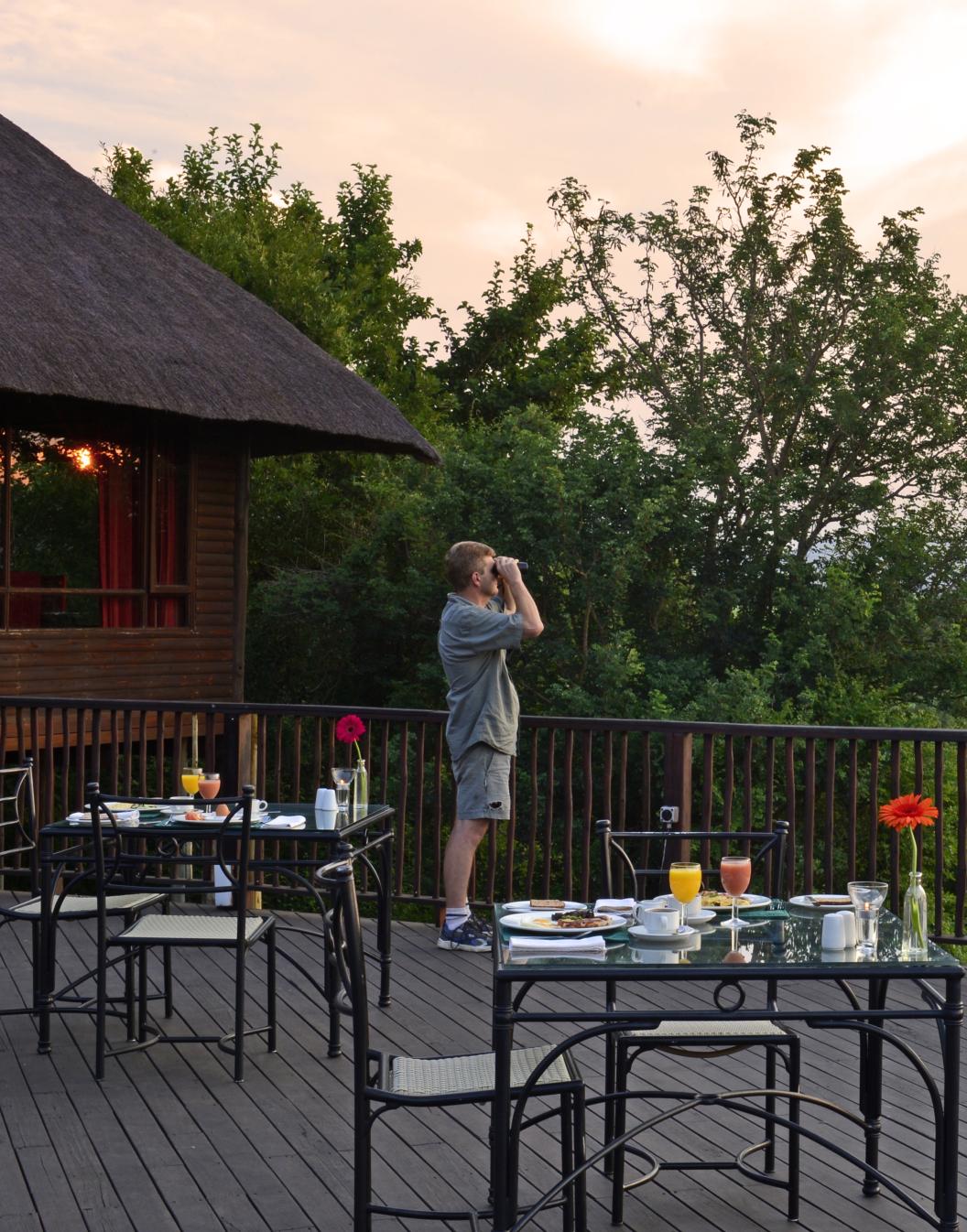 Pestana Kruger Lodge, 4-sterrenhotel in Kruger Park, terras met uitzicht op dieren