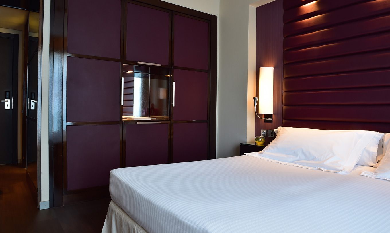 Premium kamer van Pestana Arena Barcelona heeft gang bij ingang en kast met spiegel