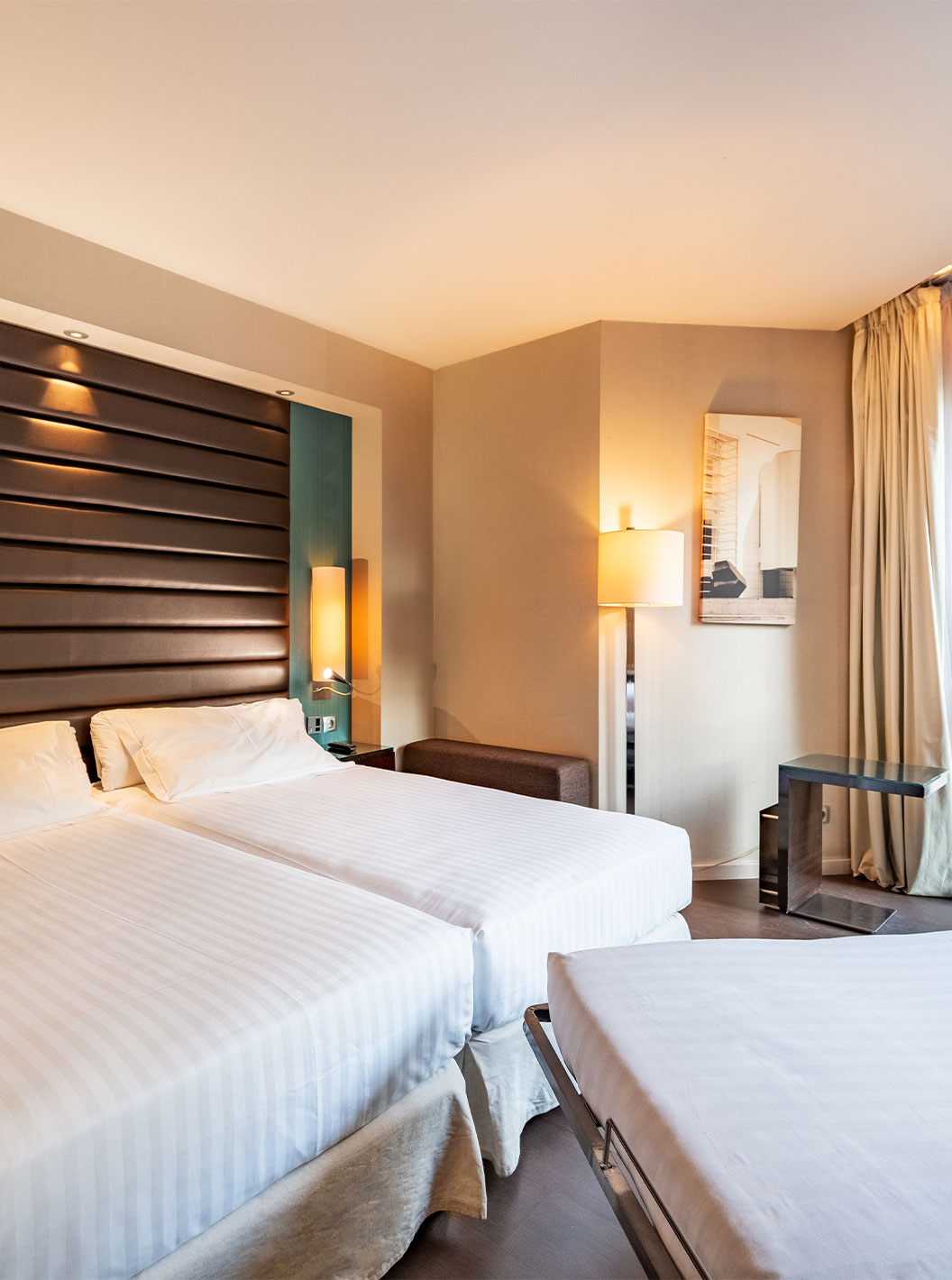 Superior Familie kamer van Pestana Arena Barcelona heeft groot raam, twee eenpersoonsbedden en extra bed