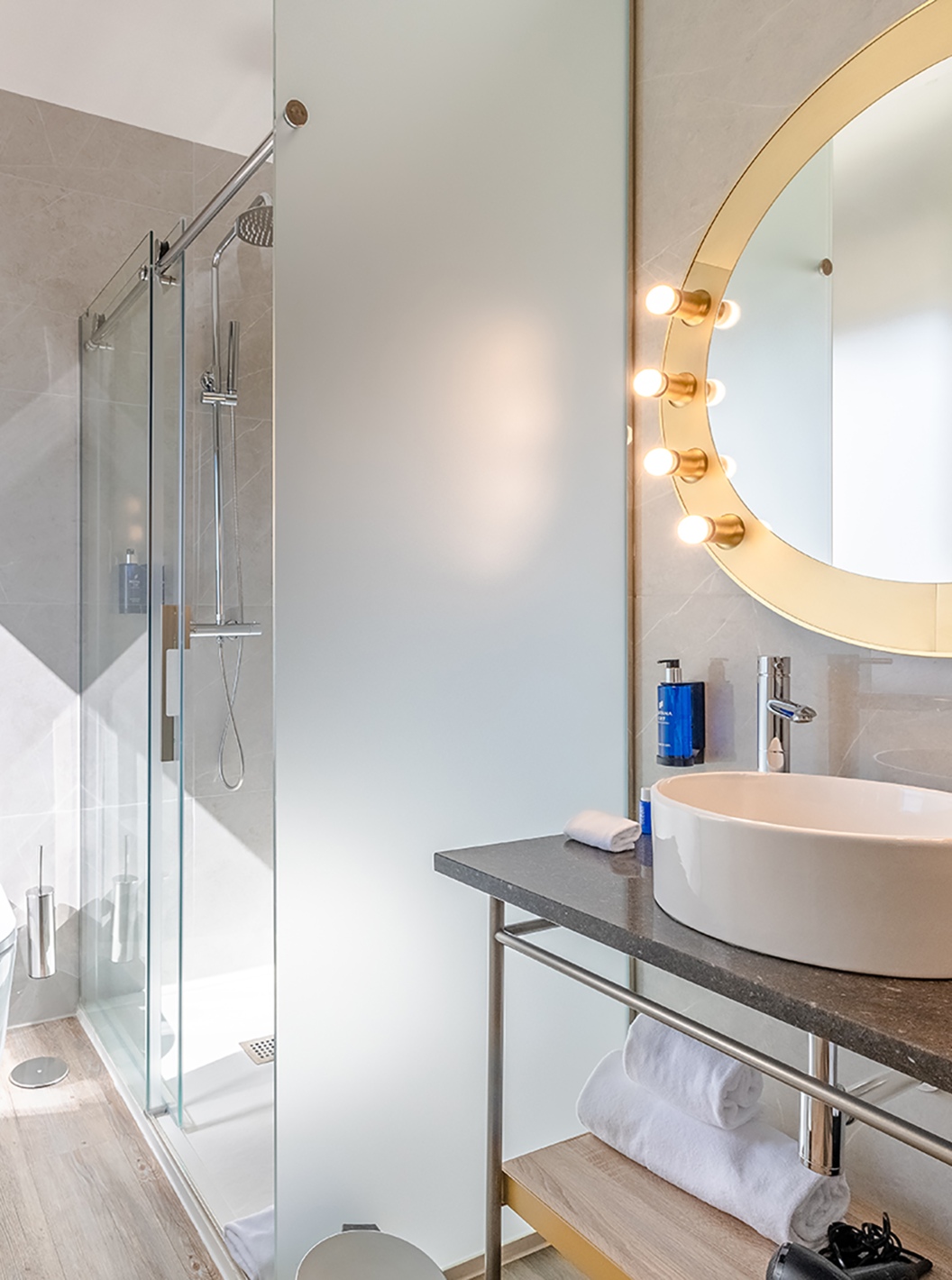 De Kleine Tweepersoonskamer van Pestana CR7 Gran Vía Madrid heeft een badkamer met een ronde spiegel, toilet en douche