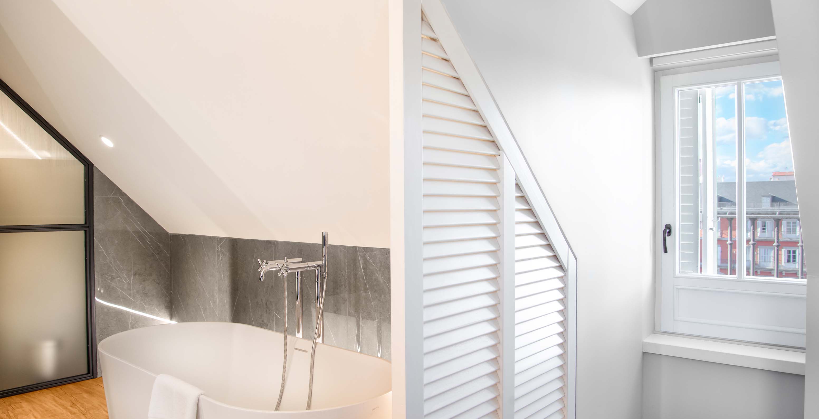 De Suite Plaza Mayor van Pestana Collection Plaza Mayor heeft een badkamer met bad en raam met uitzicht op de Plaza Mayor