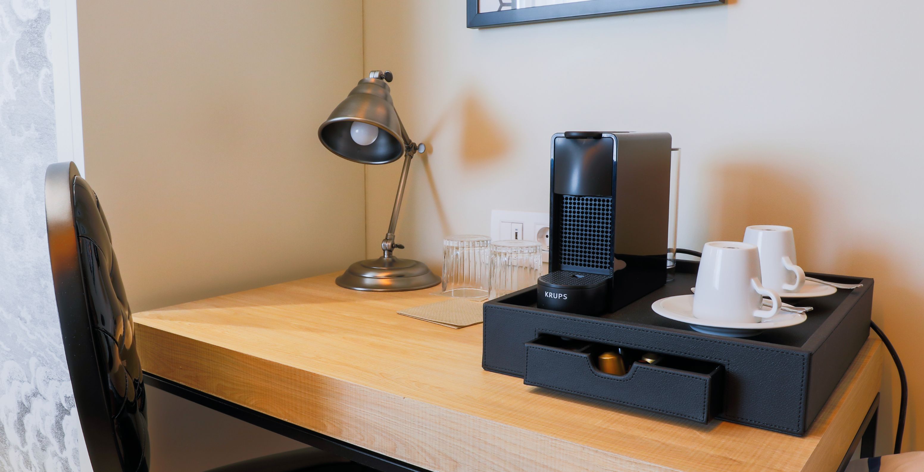 De Superior Plus Kamer in Pestana Collection Plaza Mayor heeft een koffiestation met een machine en koffiekopjes.