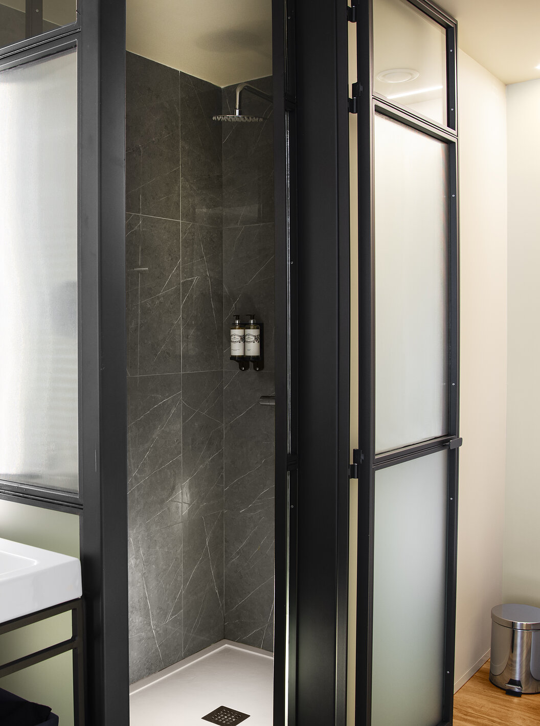 De Superior Plaza Mayor van Pestana Plaza Mayor Madrid heeft een badkamer met wastafel met spiegel, douche en handdoeken