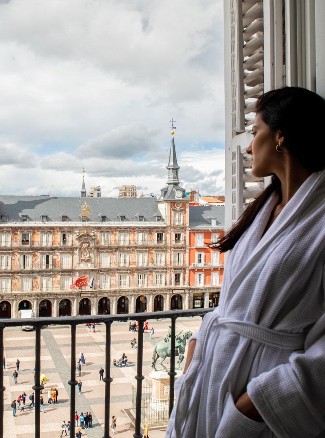 De Superior Plaza Mayor van Pestana Plaza Mayor Madrid heeft bed, groot raam, balkon met zicht op Plaza Mayor