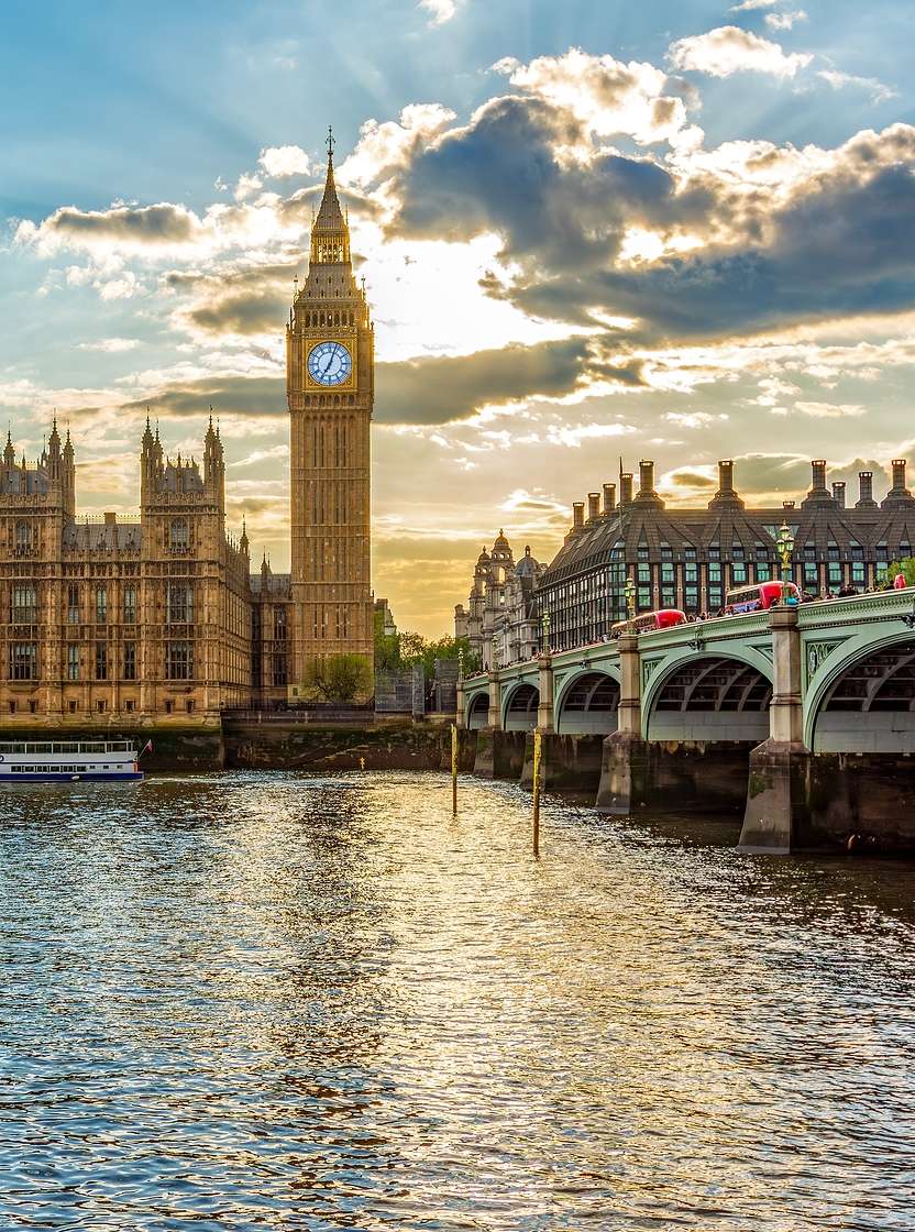Panoramisch uitzicht op het Palace of Westminster in Londen, naast de iconische Big Ben, met de Theems op de voorgrond