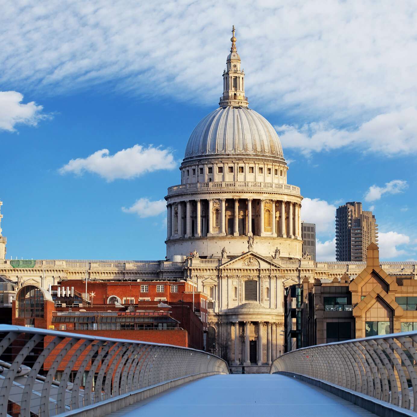 Verblijf in een Pestana-hotel en verken de iconische historische gebouwen van Londen, VK, zoals de St. Paul's Cathedral.