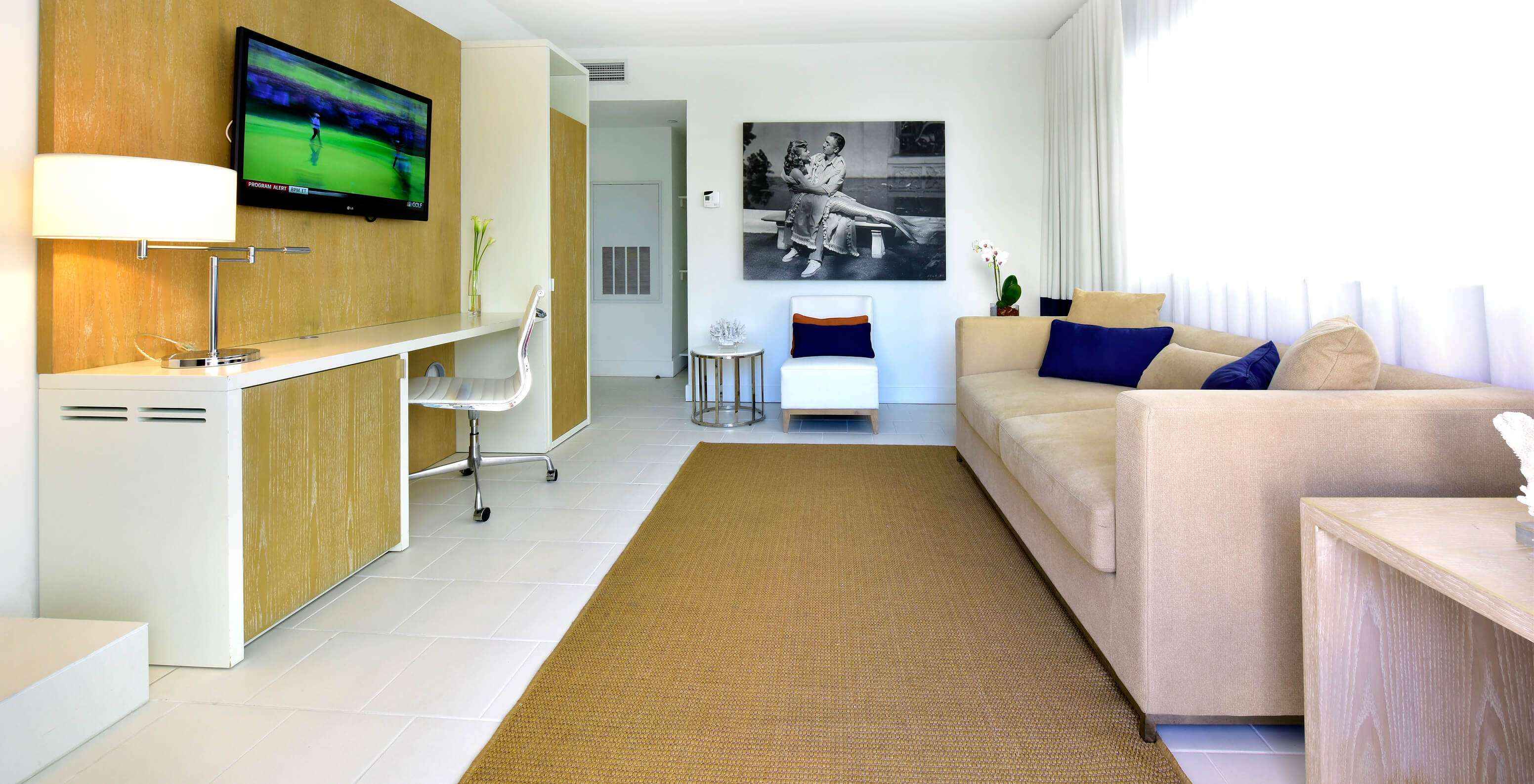 De Suite met twee slaapkamers en balkon Van Pestana Miami South Beach Heeft Een Kamer Met Bank Stoel Televisie En Bureau