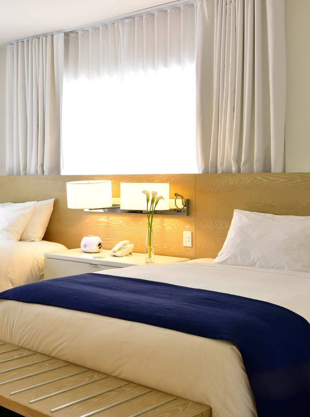 De Superior tweepersoonsbedden met balkon bij Pestana Miami heeft twee bedden en lichte inrichting.