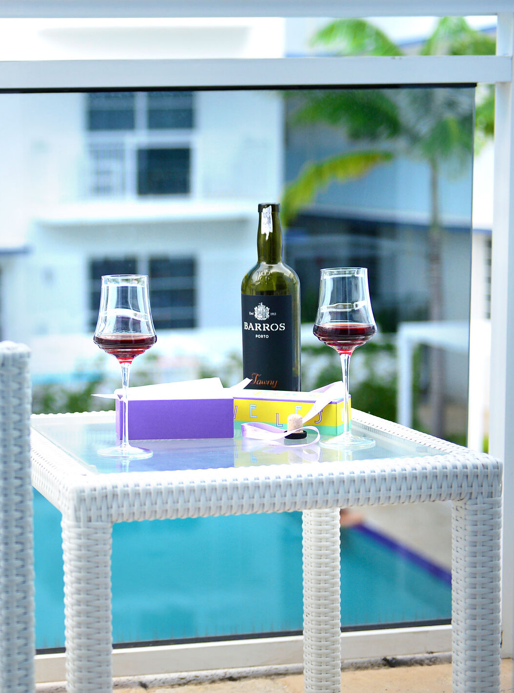 De Suite met twee slaapkamers en balkon bij Pestana Miami heeft tafel en uitzicht op zwembad.