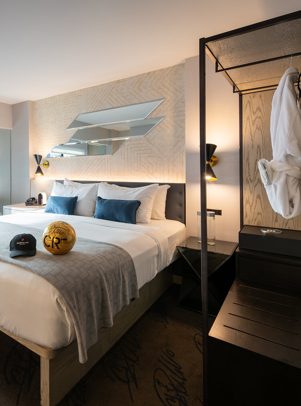 De Deluxe King Room van Pestana CR7 Times Square heeft een tweepersoonsbed, een raam en een kledingkast