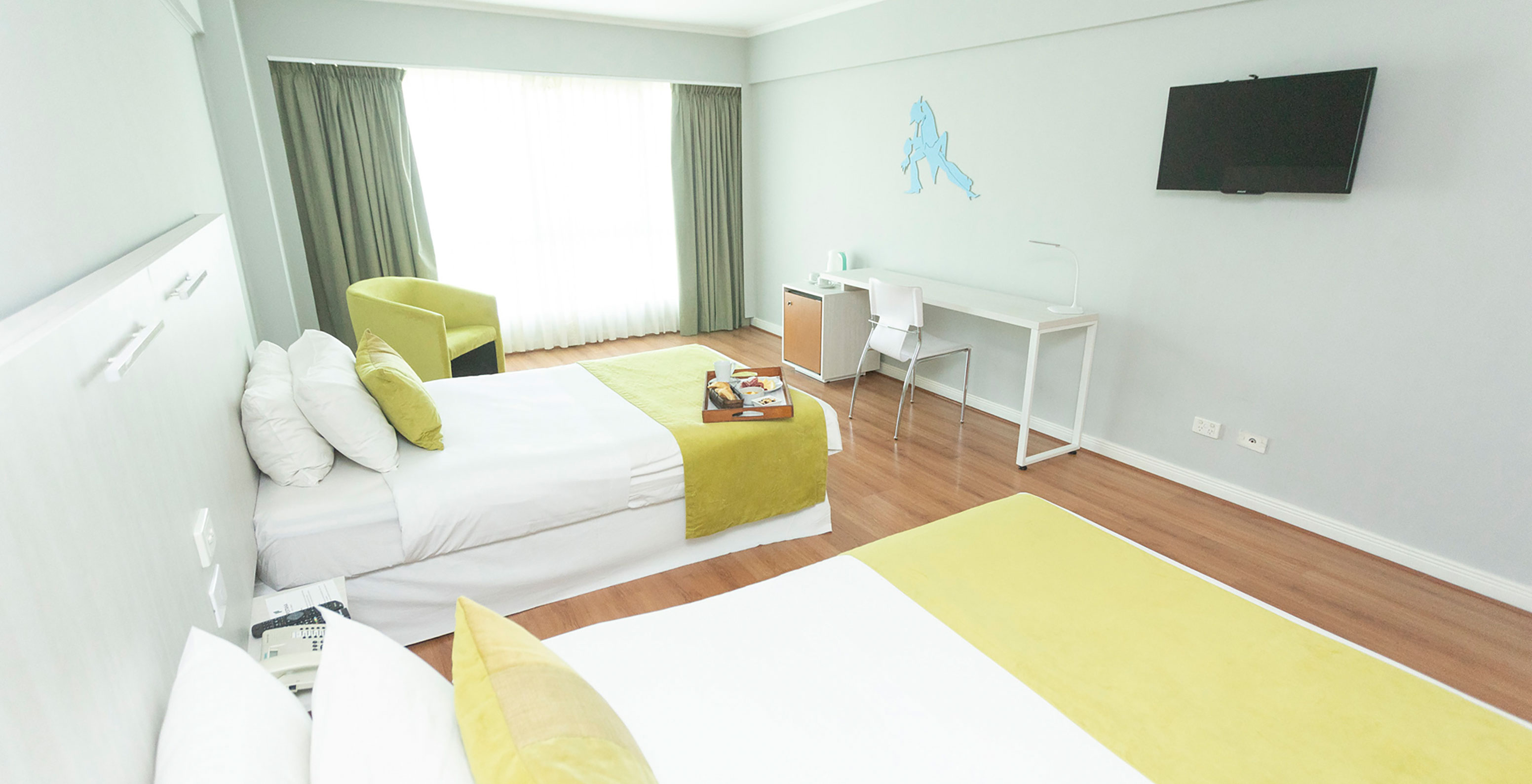 O Twin Superior do Pestana Buenos Aires conta com duas camas individuais, secretária, cadeira e televisão
