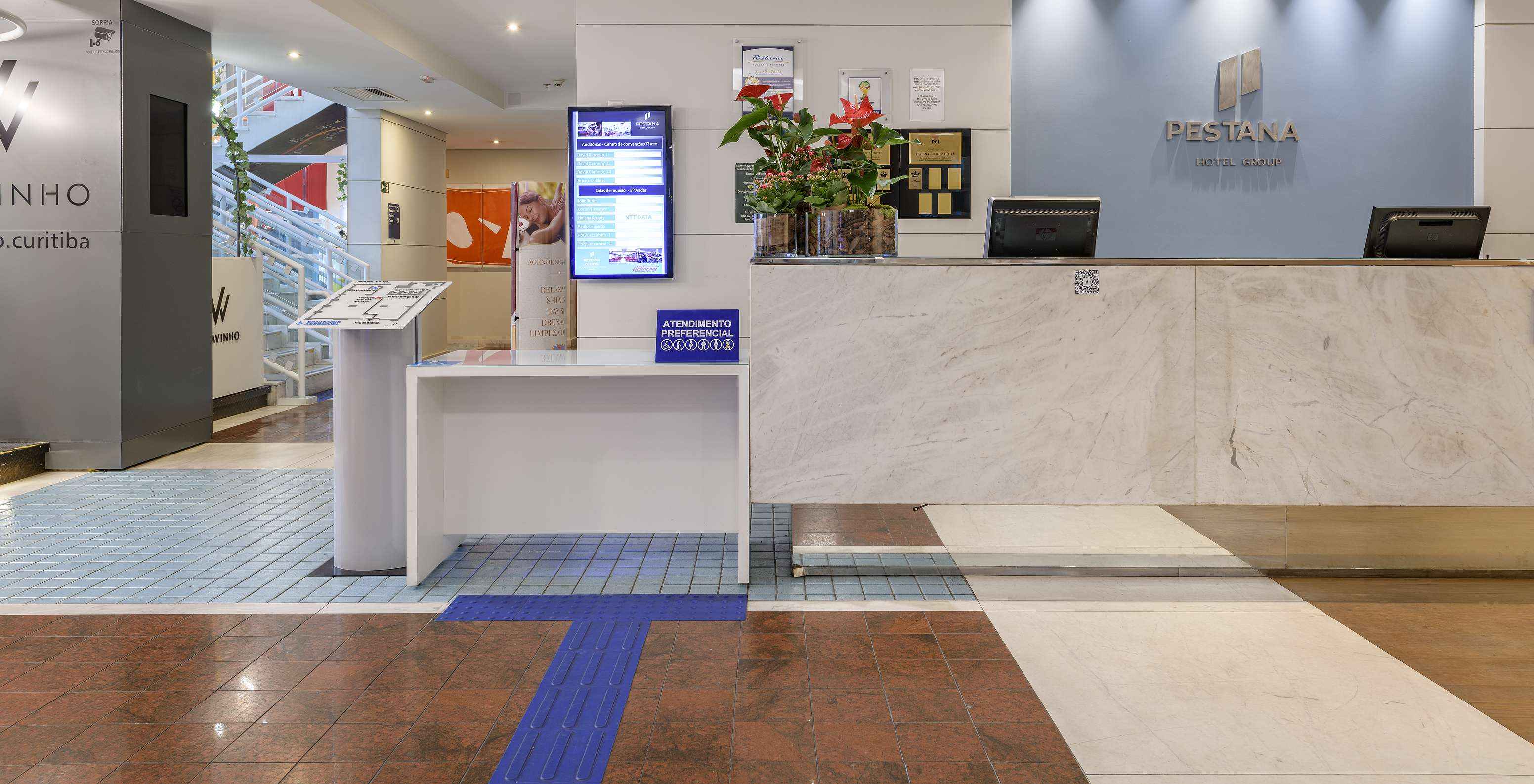 O hotel em Curitiba, perto do Bairro Battel, o Pestana Curitiba, tem uma receção disponível 24 horas