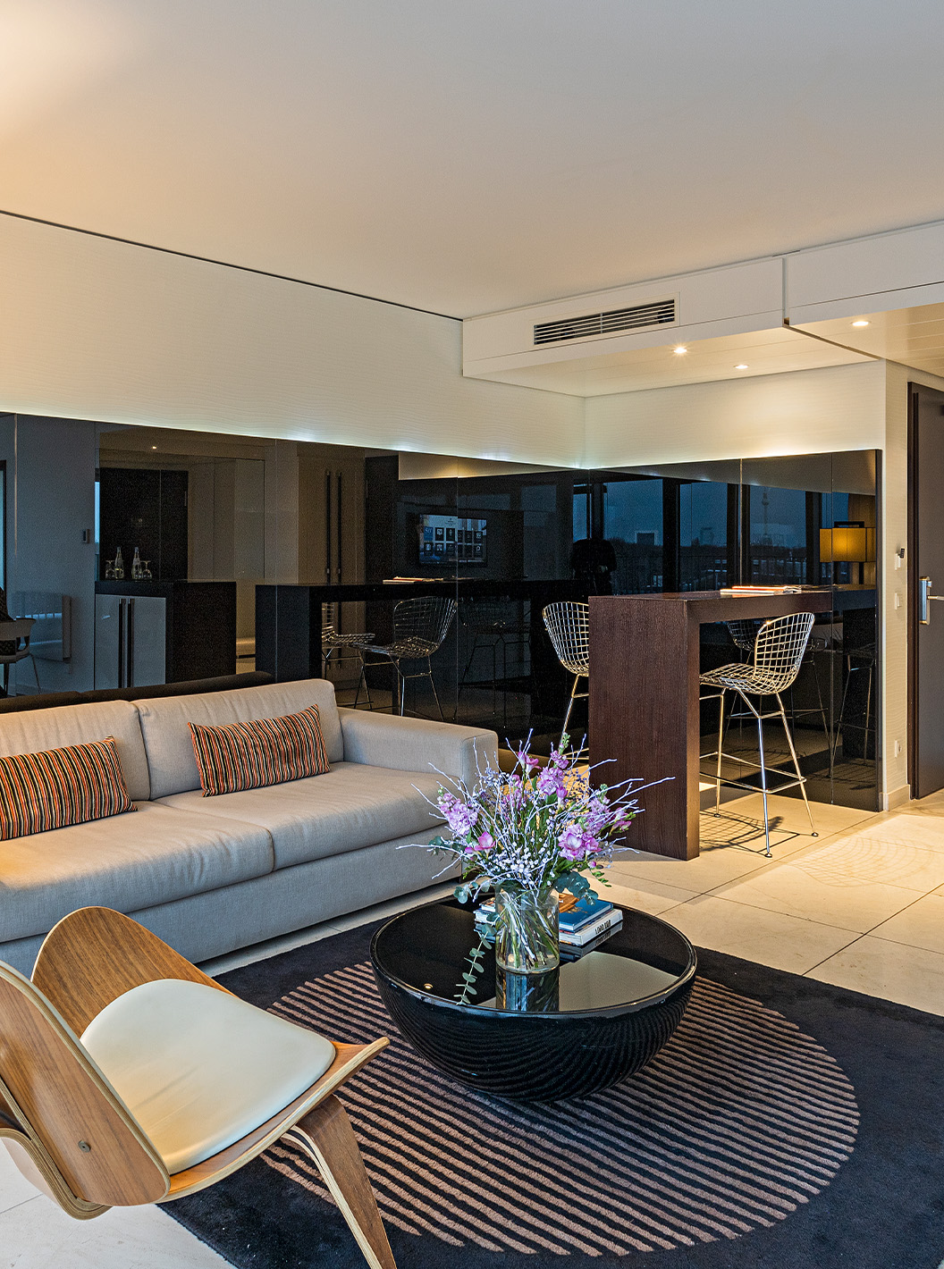 A Suíte Panorâmica do Pestana Berlin Tiergarten conta com um sofá com candeeiro, mesa de centro, e um balcão com cadeiras