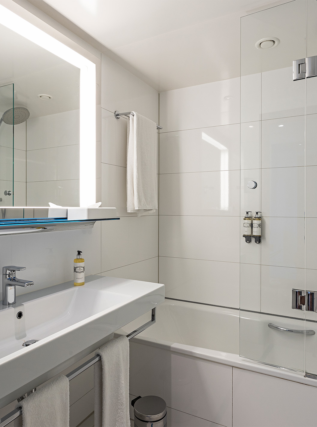 O Quarto Premium com Varanda Panorâmica do Pestana Berlin Tiergarten conta com banheira e chuveiro, e lavatório com espelho