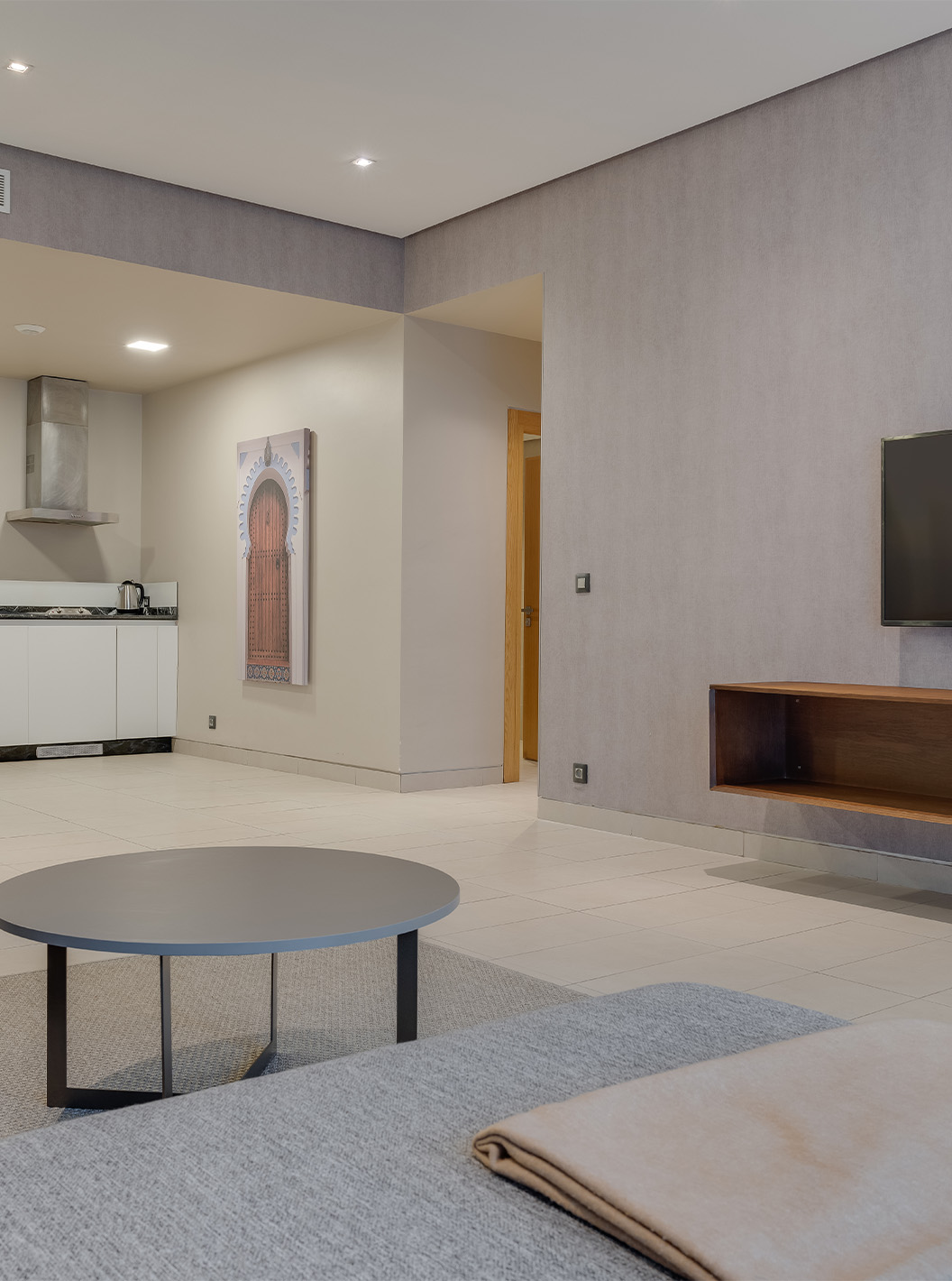 A Suite Familiar do Pestana Casablanca tem uma sala ampla com sofá, tv satélite, uma mesa de refeição e uma kitchenette