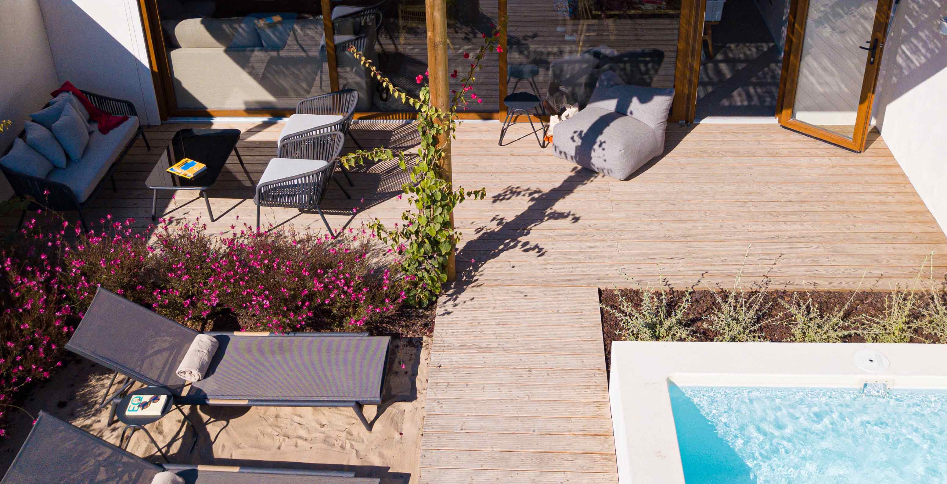 A Standard Villa (2 adultos) do Pestana Comporta Village Residences tem um terraço com uma piscina, espreguiçadeiras e plantas