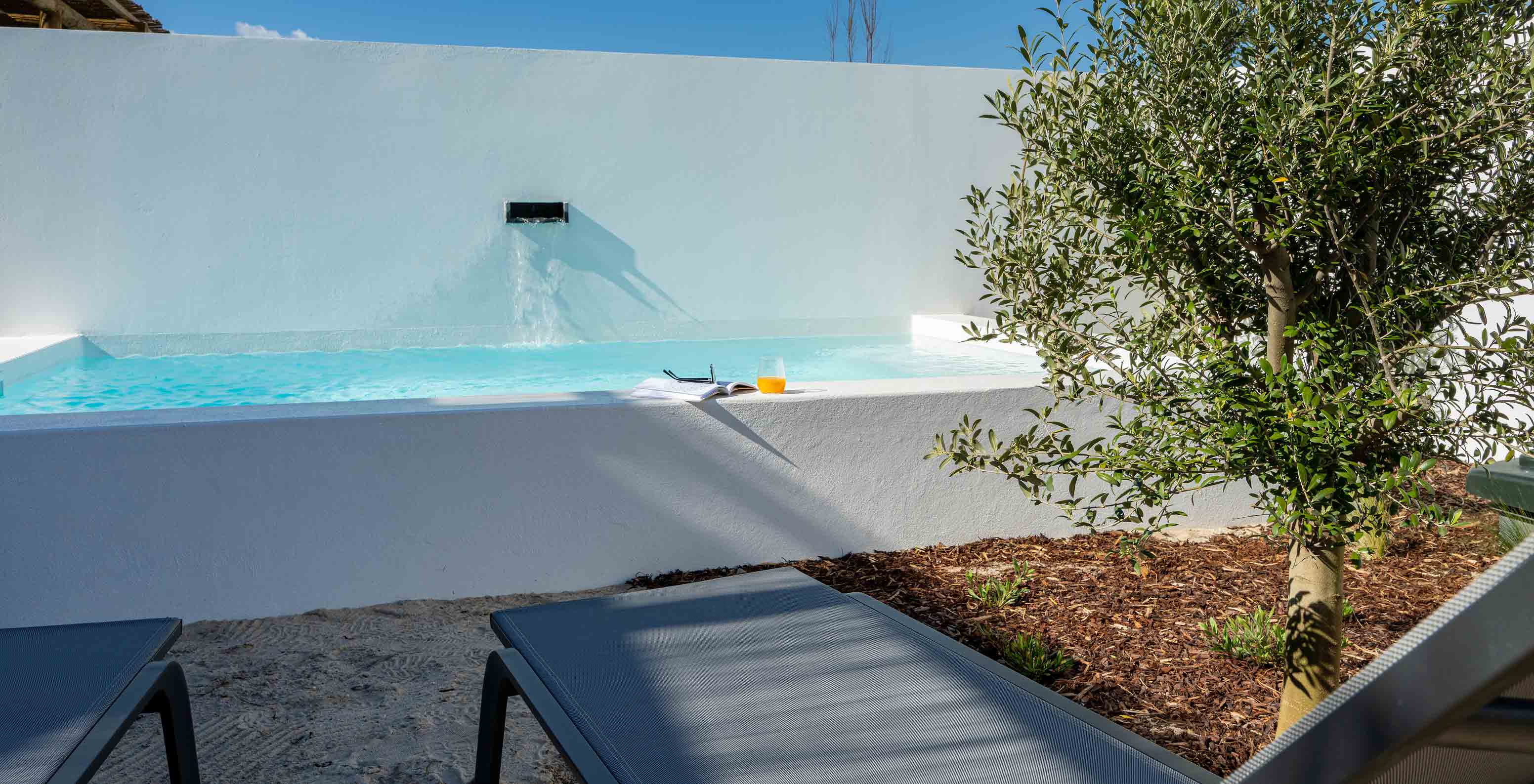 A Superior Villa do Pestana Comporta Village Residences tem uma piscina com uma cascata e várias espreguiçadeiras