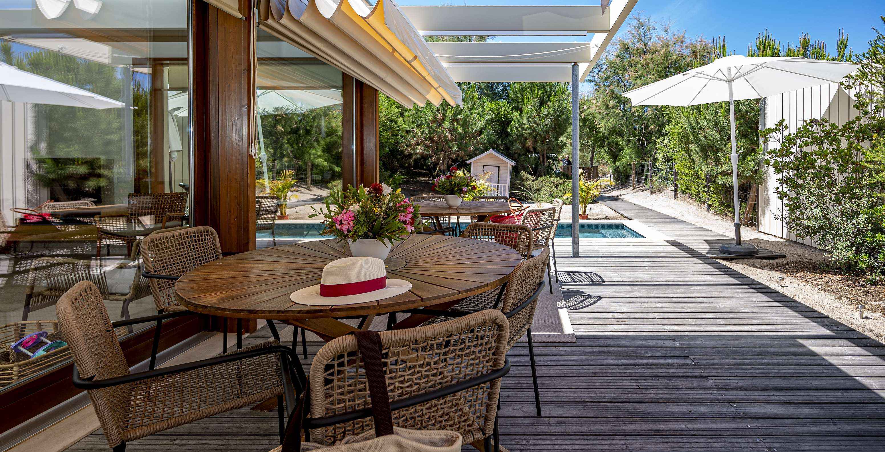 A Aqua Villa do Pestana Tróia Eco Resort tem um terraço com mesas e cadeiras onde pode descansar