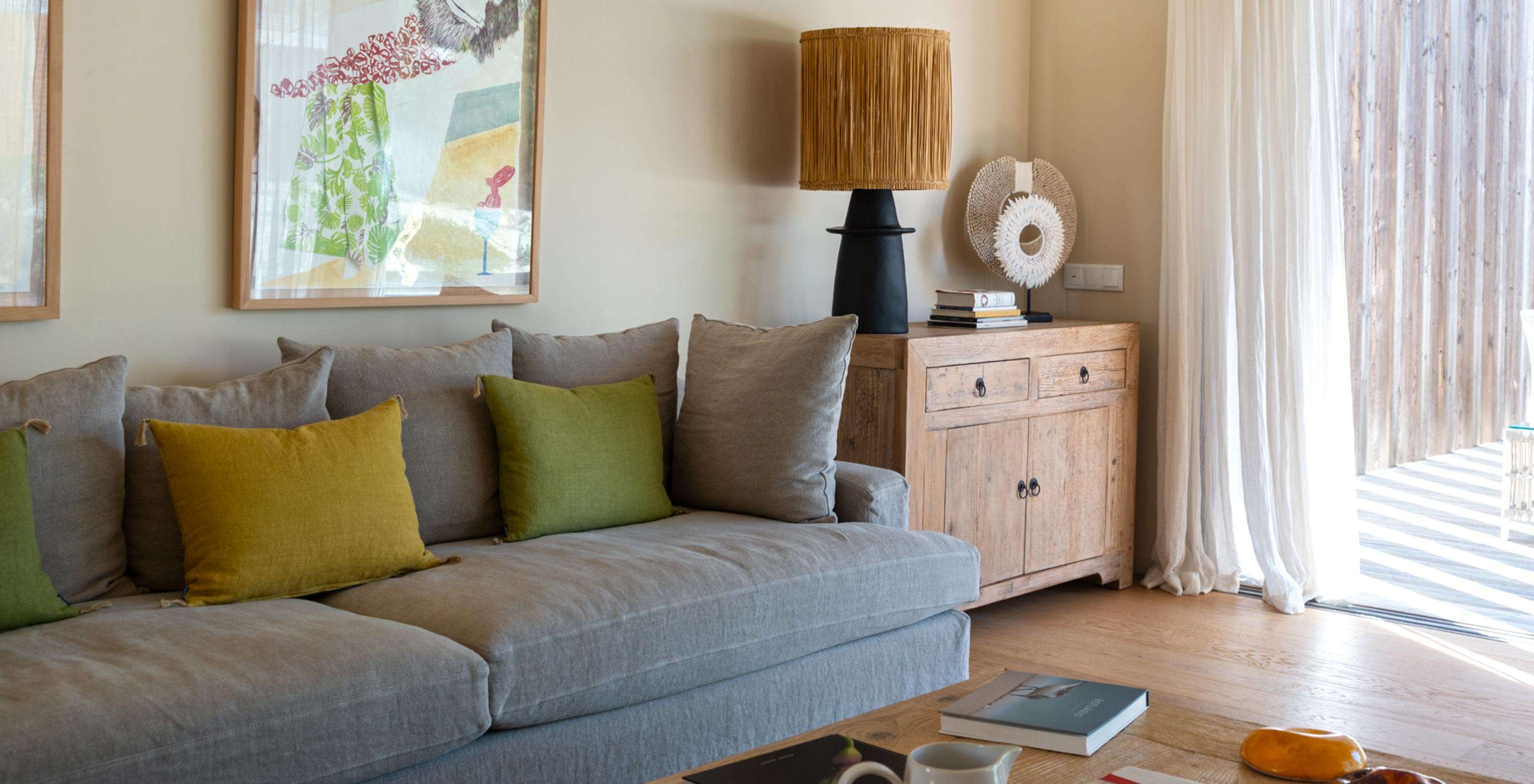 A Villa exclusiva com piscina do Pestana Tróia Eco Resort tem uma sala de estar com sofá cinza e janela grande com cortinas