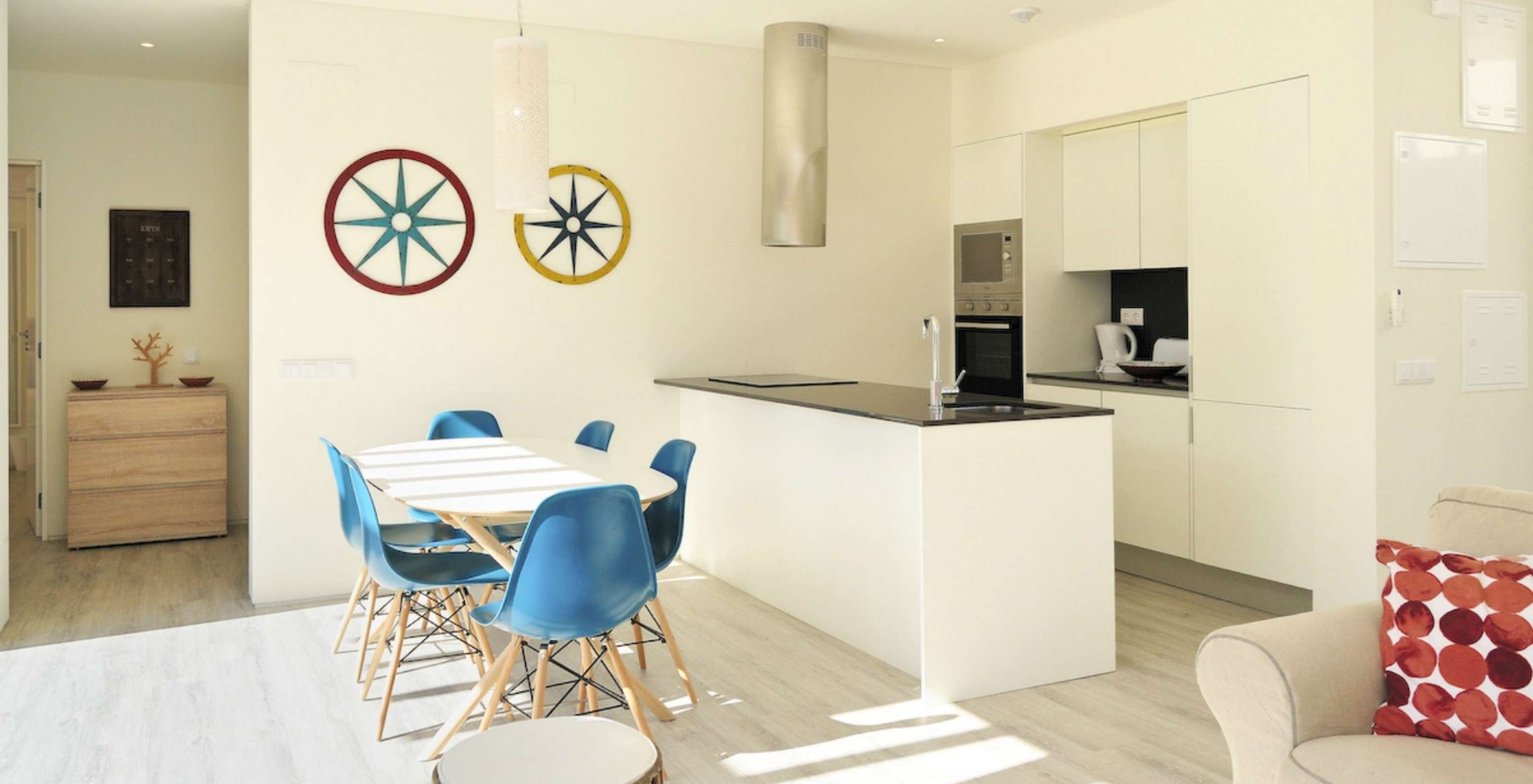 As Villas de 3 Quartos do Pestana Tróia Eco Resort têm uma cozinha com bancada e uma mesa com cadeiras