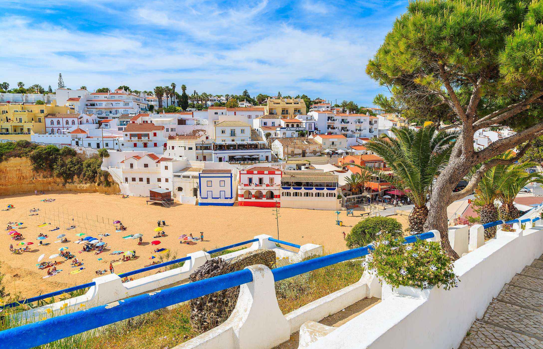Vista panorâmica da Praia do Carvoeiro, no Algarve, com casas construídas na falésia e areia dourada