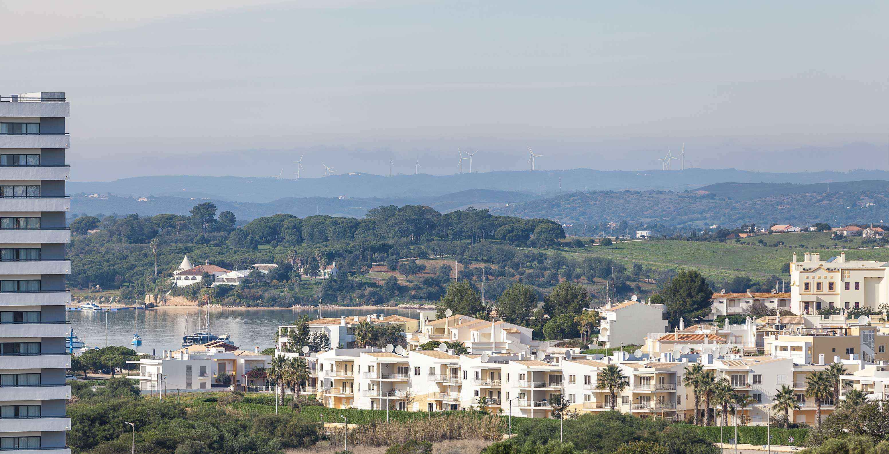O Aprtamento T1 Vista Jardim do Pestana Alvor Atlântico tem vista jardim, para prédios e casas nas redondezas do hotel